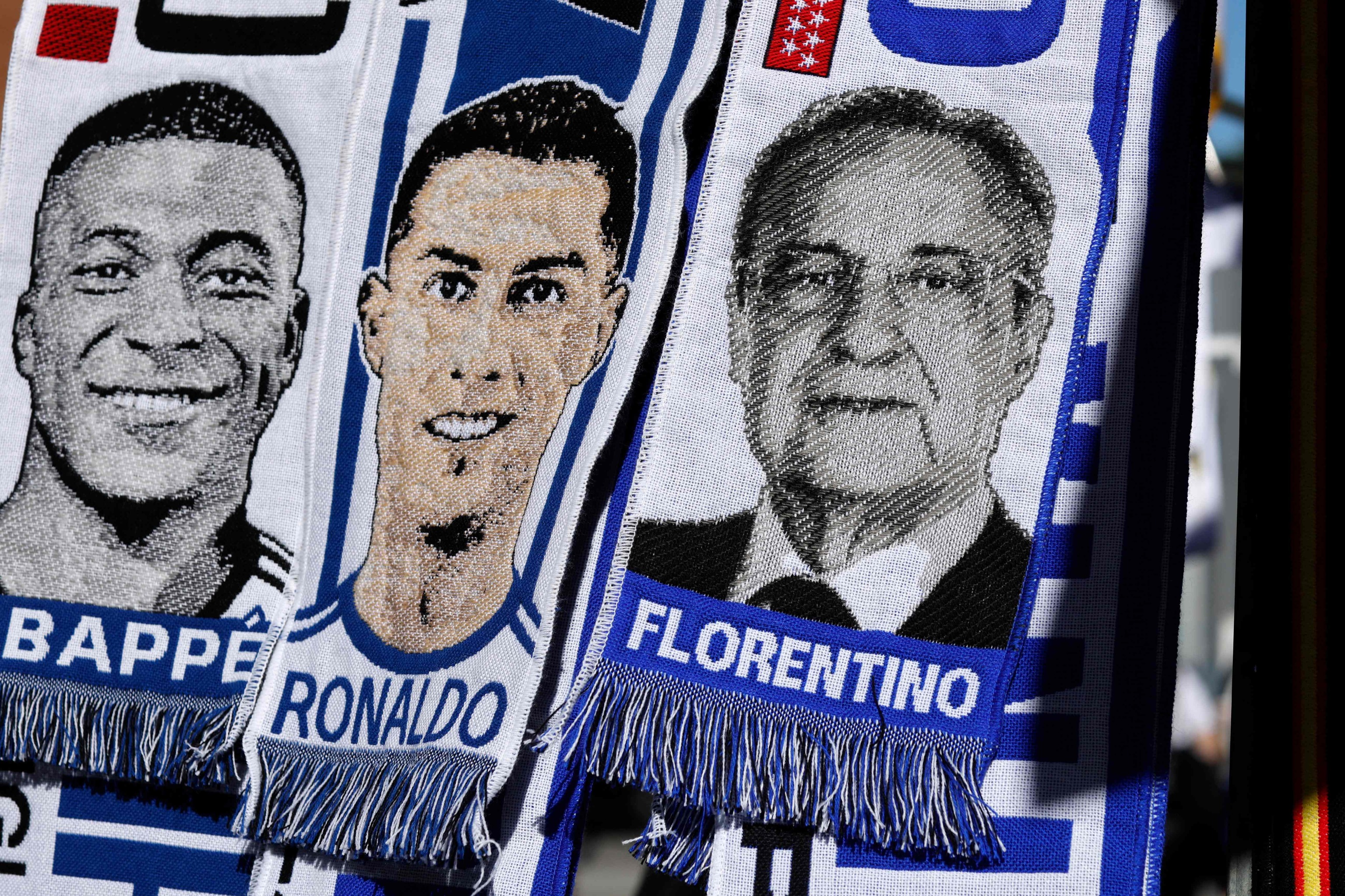 Bufandas del Real Madrid con el rostro de Mbappe, Cristiano Ronaldo y Florentino P�rez.