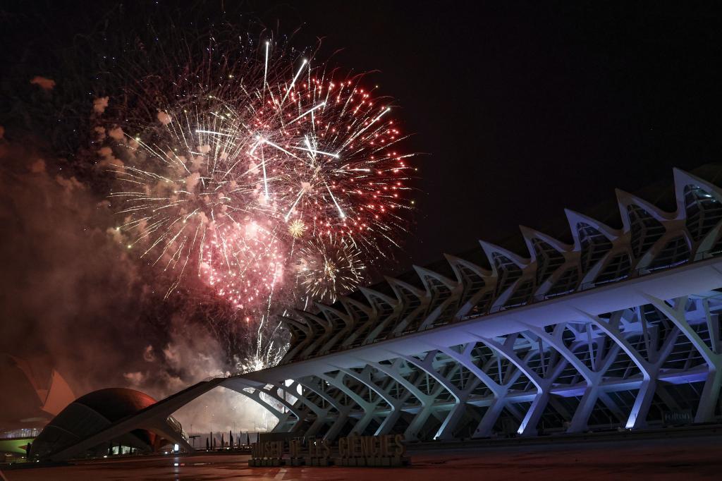 Castillo de fuegos artificiales en Valencia durante las Fallas 2026.