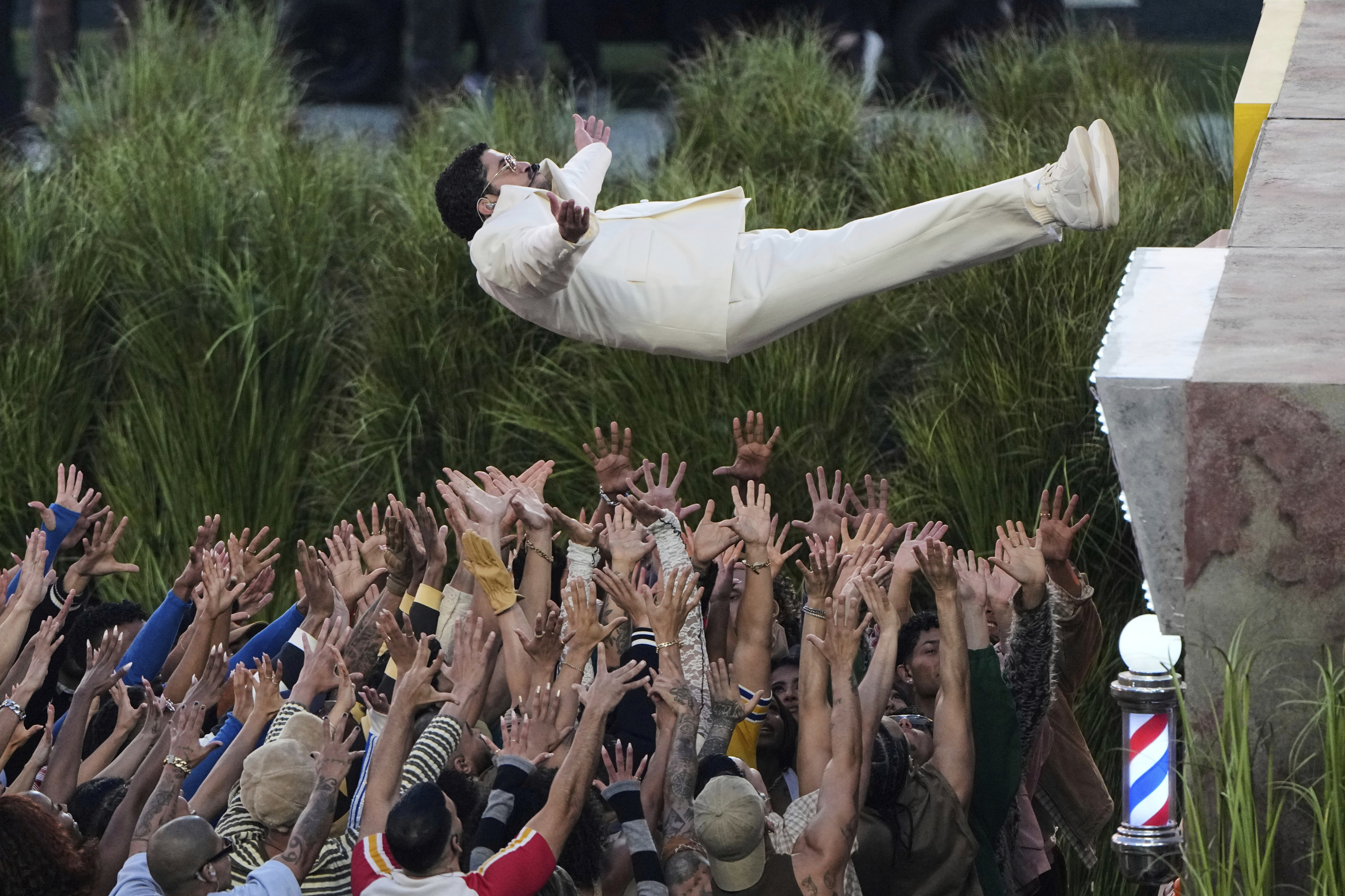 Bad Bunny se deja caer al público en su actuación en la SuperBowl del pasado febrero