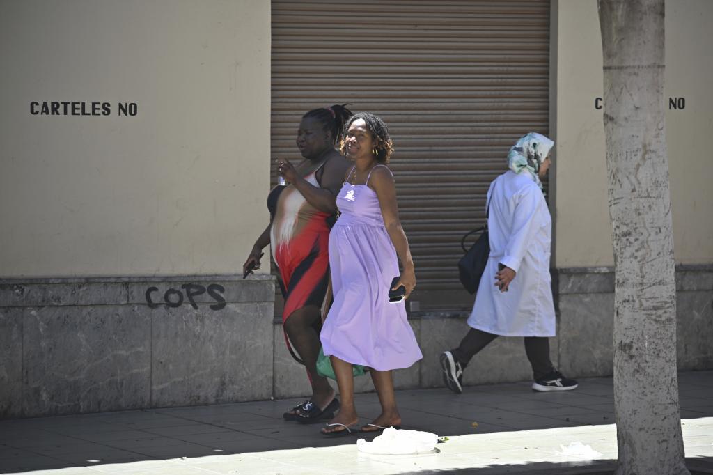 Tres mujeres inmigrantes pasean por las calles de El Ejido