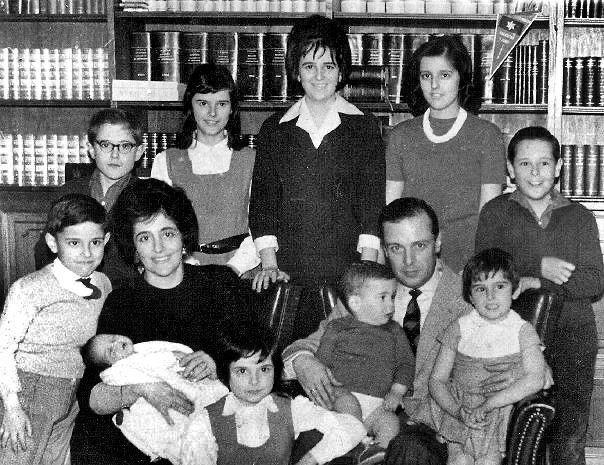 Sabino Fern�ndez Campo y Elena Fern�ndez-Vega con sus 10 hijos.