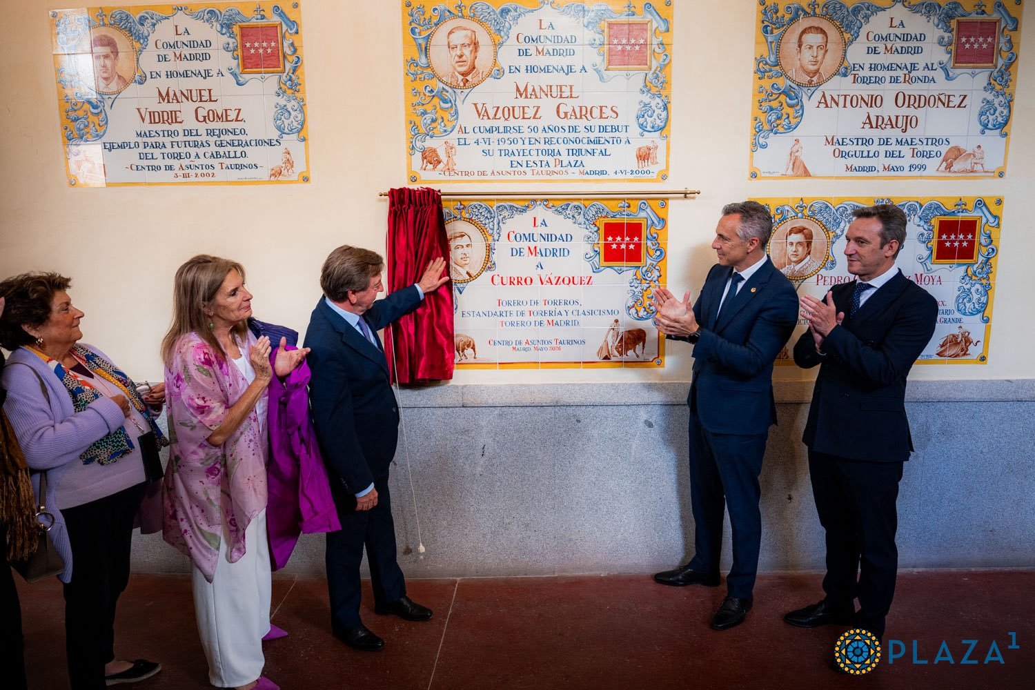 Curro V�zquez desvela su azulejo en presencia de su mujer, Pati Domingu�n, el Consejero de Agricultura, Carlos Novillos, y Miguel Mart�n, director del CAT
