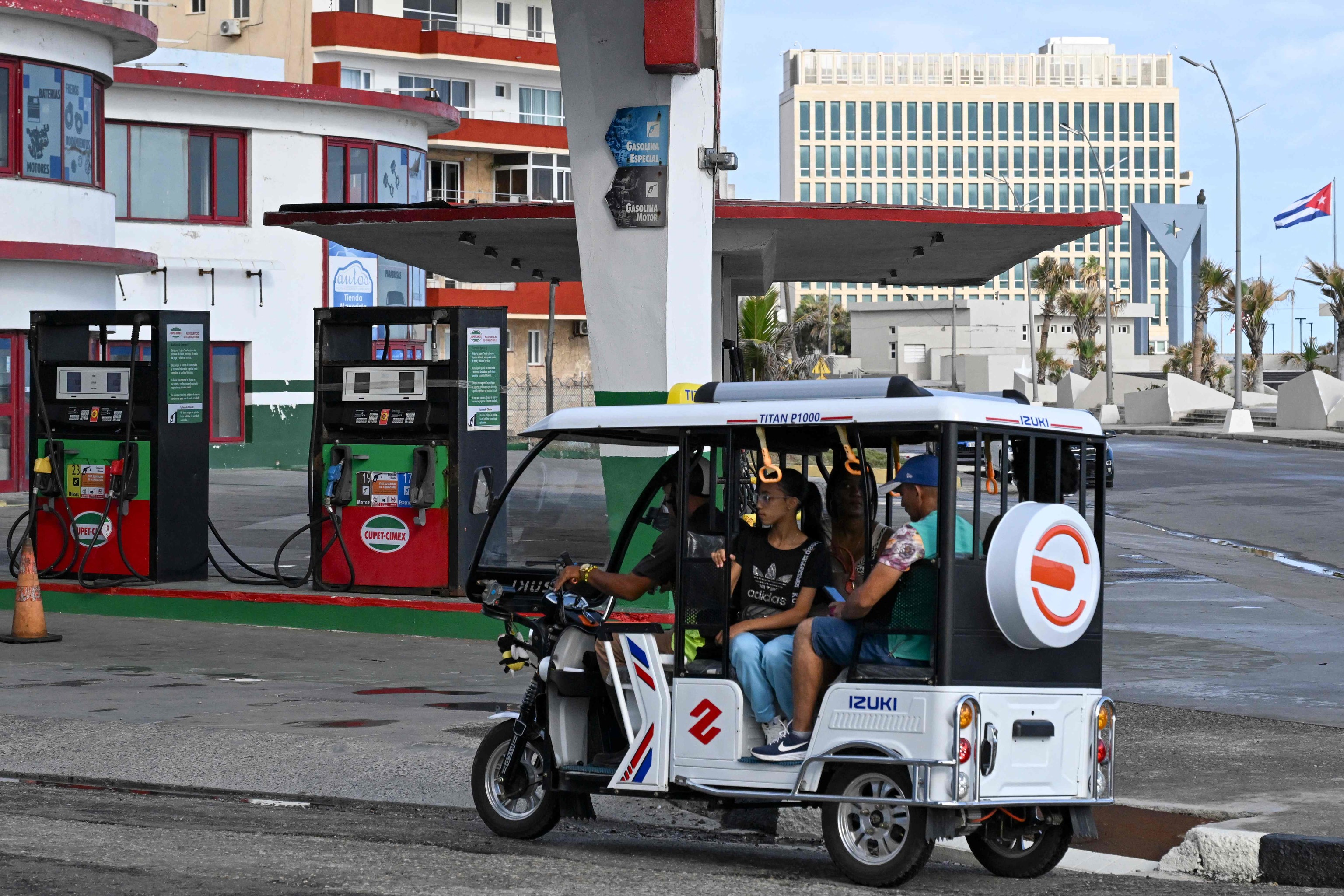 Un coche el�ctrico pasa junto a una gasolinera sin combustible en La Habana.
