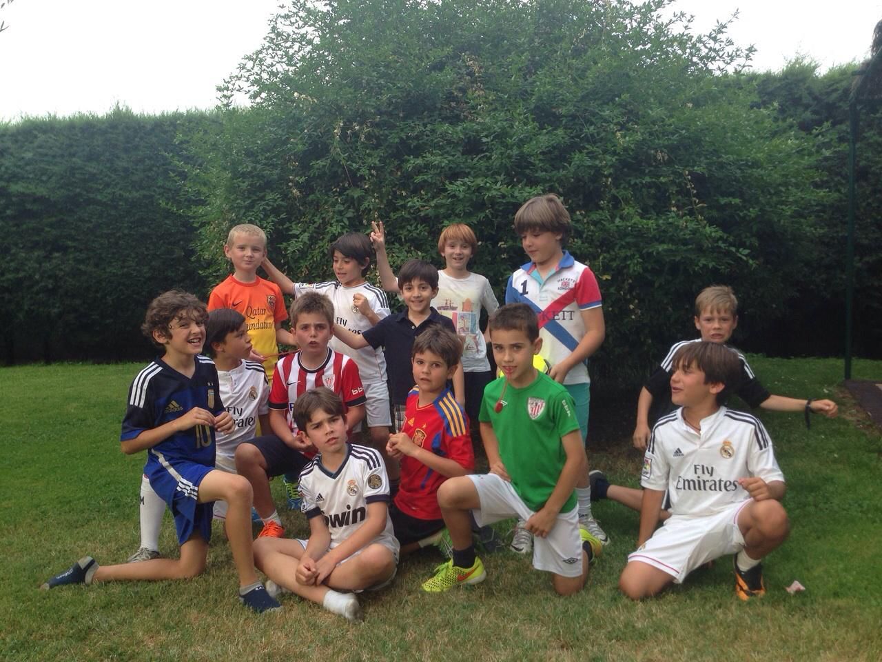 Jódar, en el centro de sus amigos, con la camiseta de España.