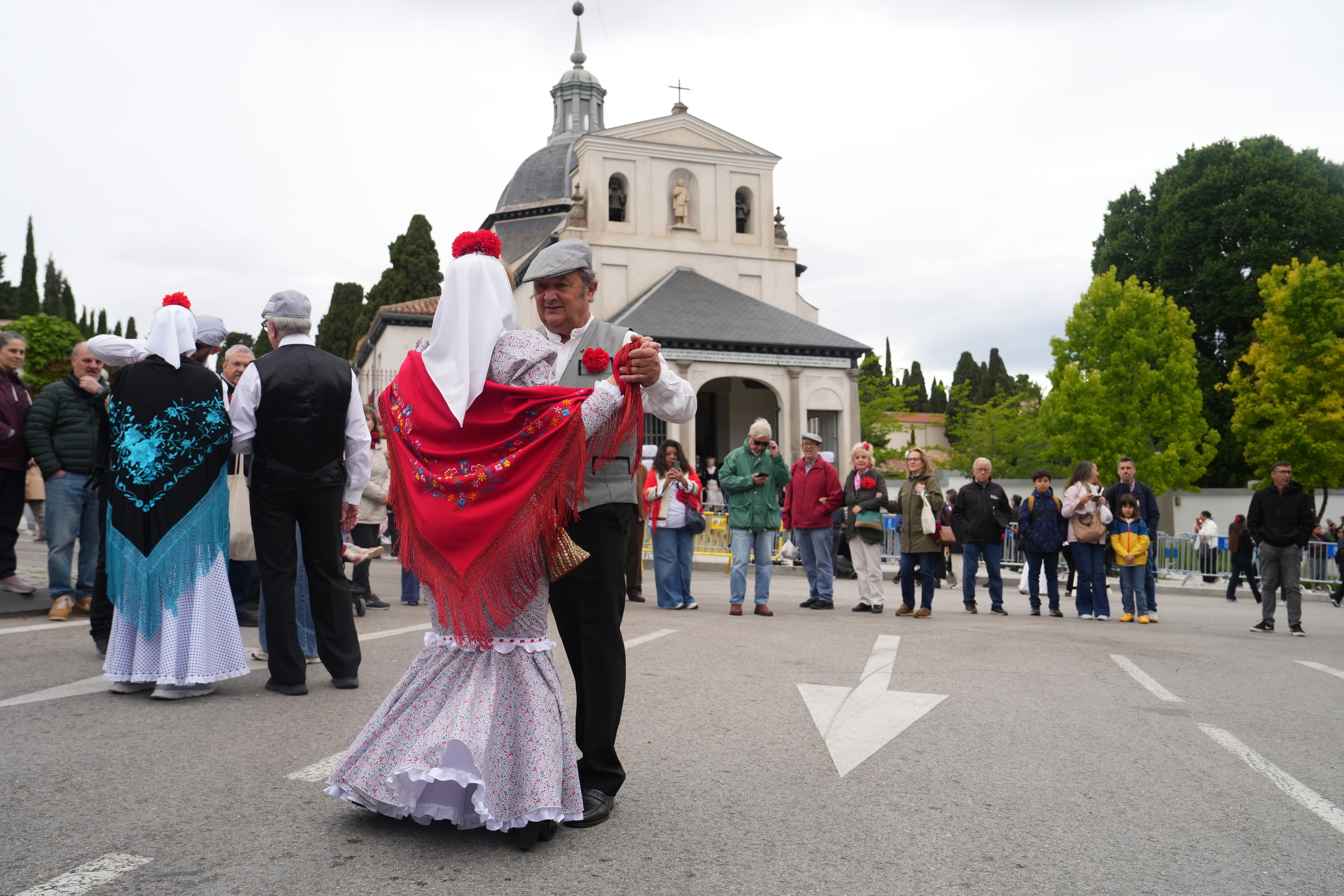 Los chulapas y las chulapas bailando el chotis.