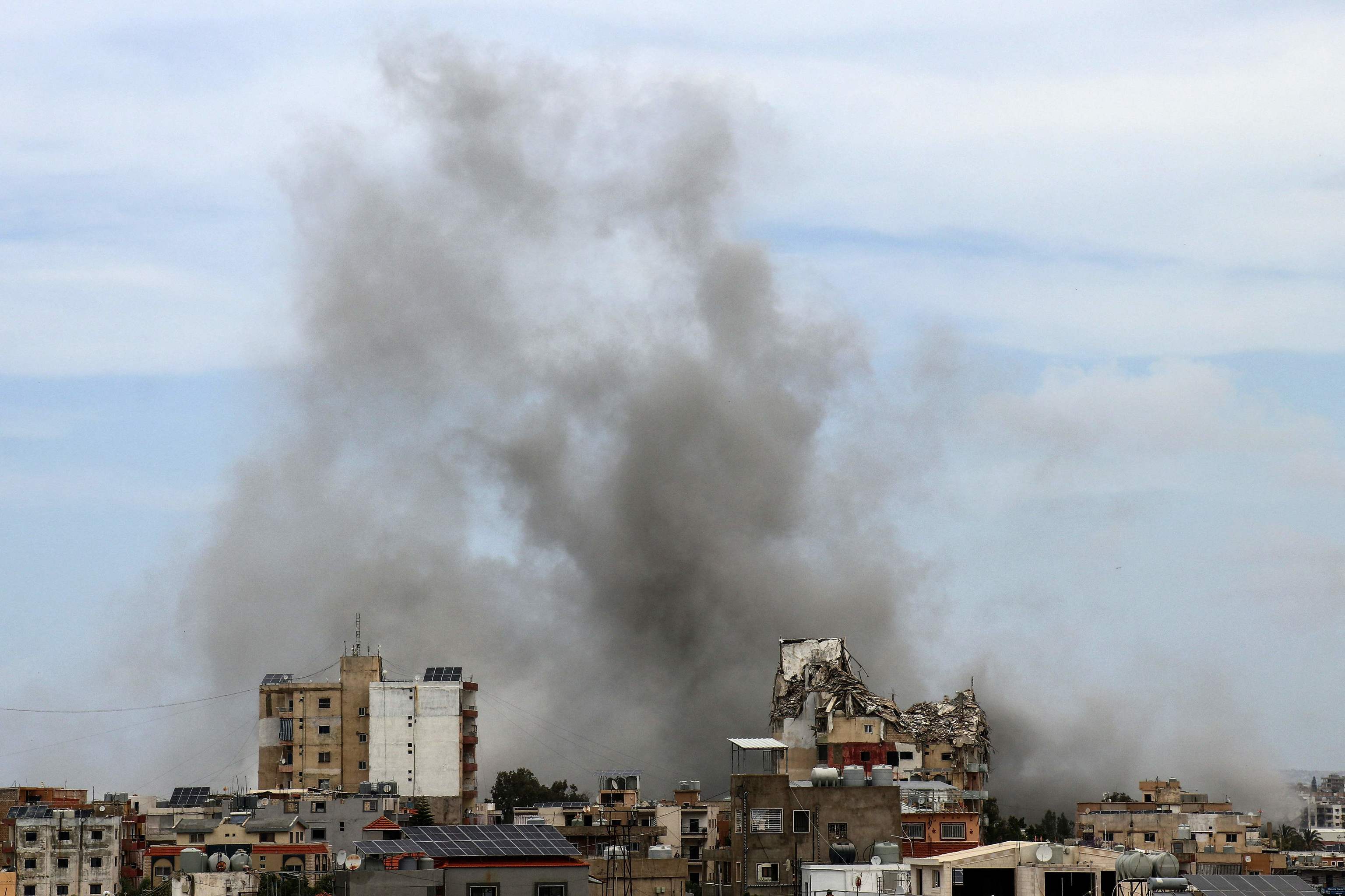 Una columan de humo, en la ciudad de Tiro.
