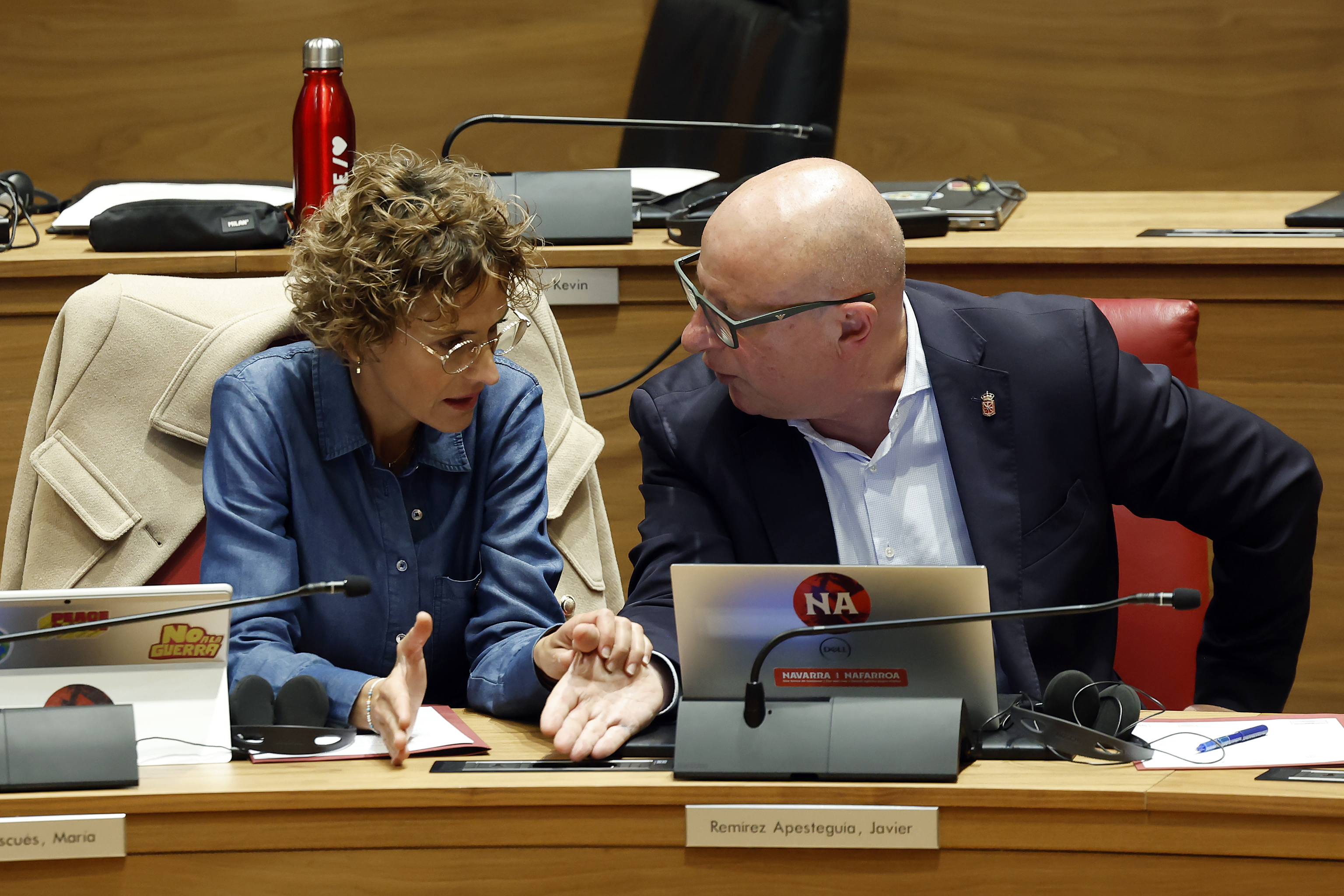 La presidenta navarra Mar�a Chivite calma a su consejero Carlos Gimeno durante el �ltimo pleno del Parlamento Foral.