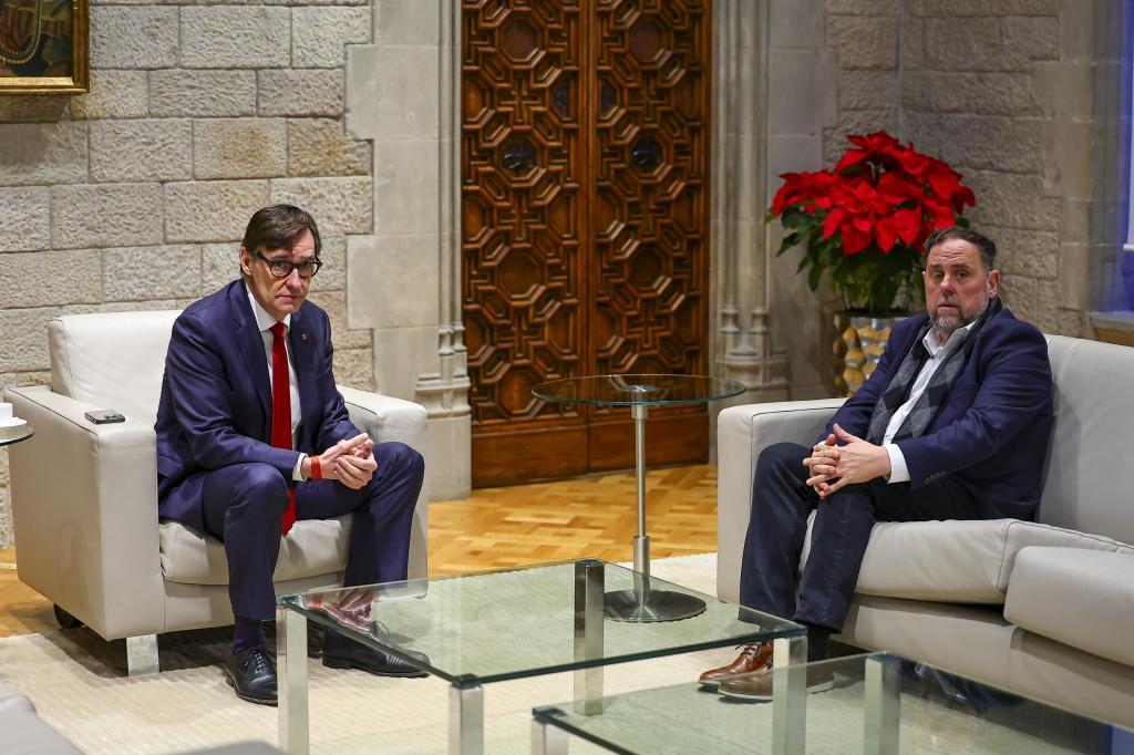 El 'president' Salvador Illa y el l�der de ERC, Oriol Junqueras, reunidos en el Palau de la Generalitat el pasado 9 de enero.
