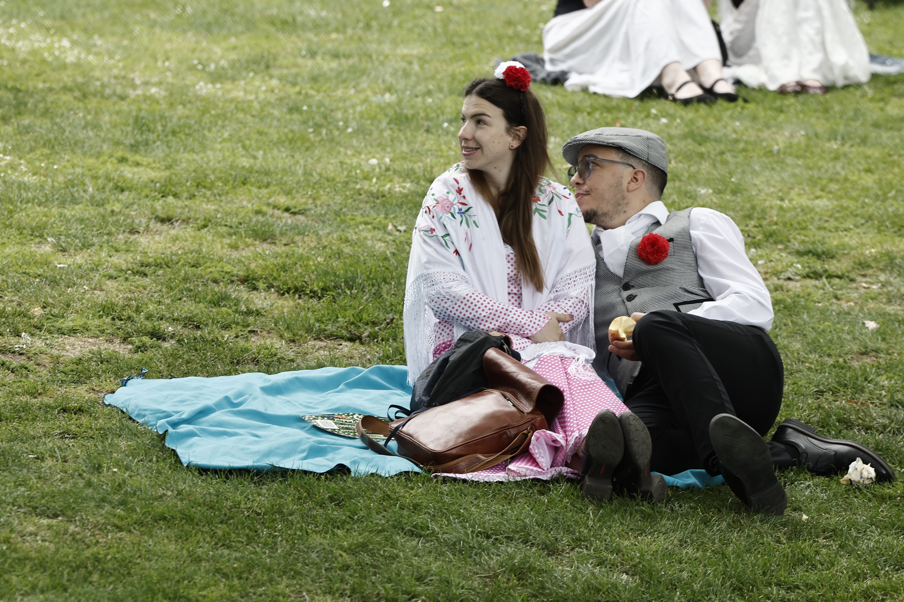 Una pareja, en la pradera de San Isidro de Madrid.