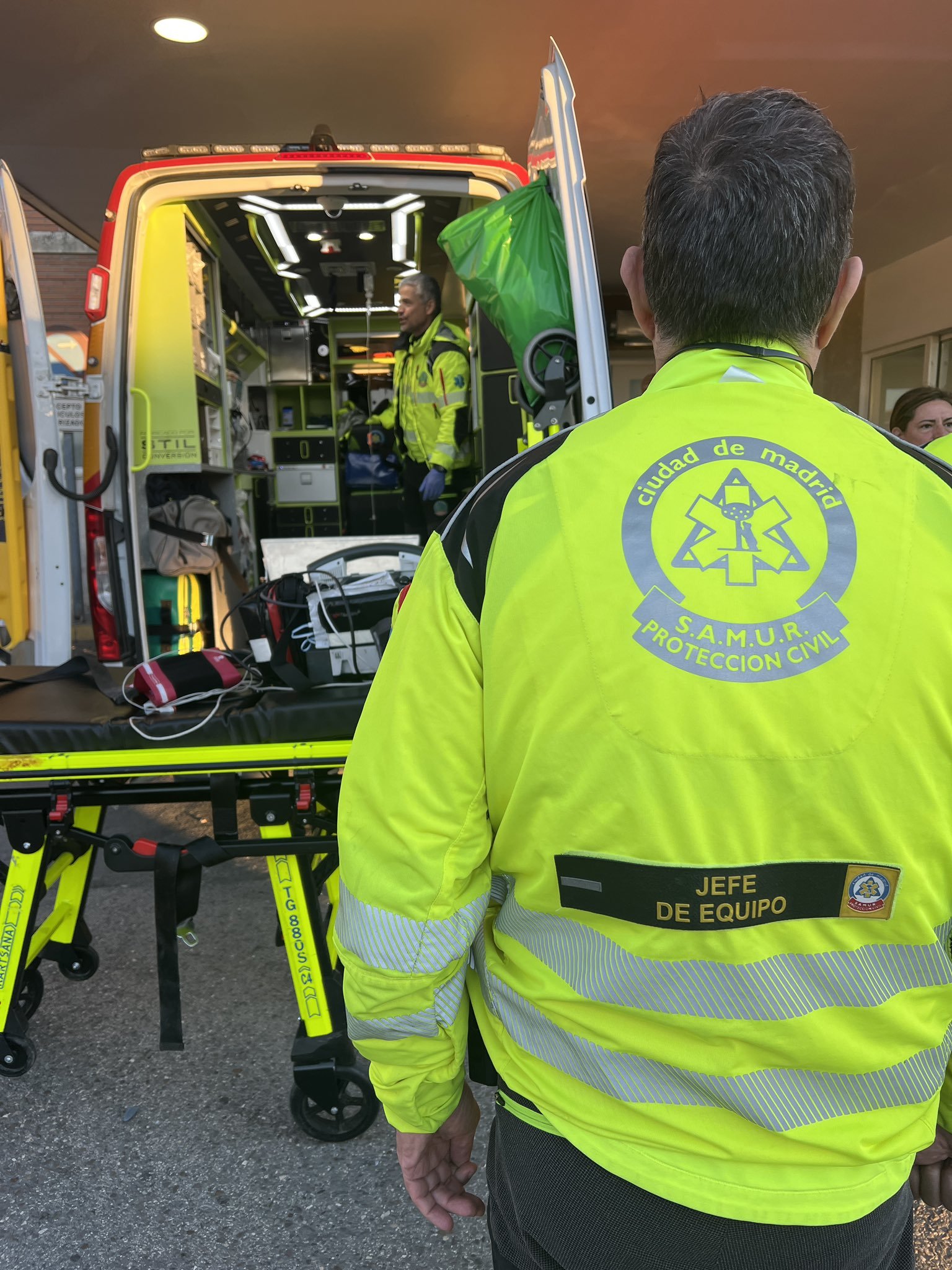 T�cnicos del Samur en una ambulancia.