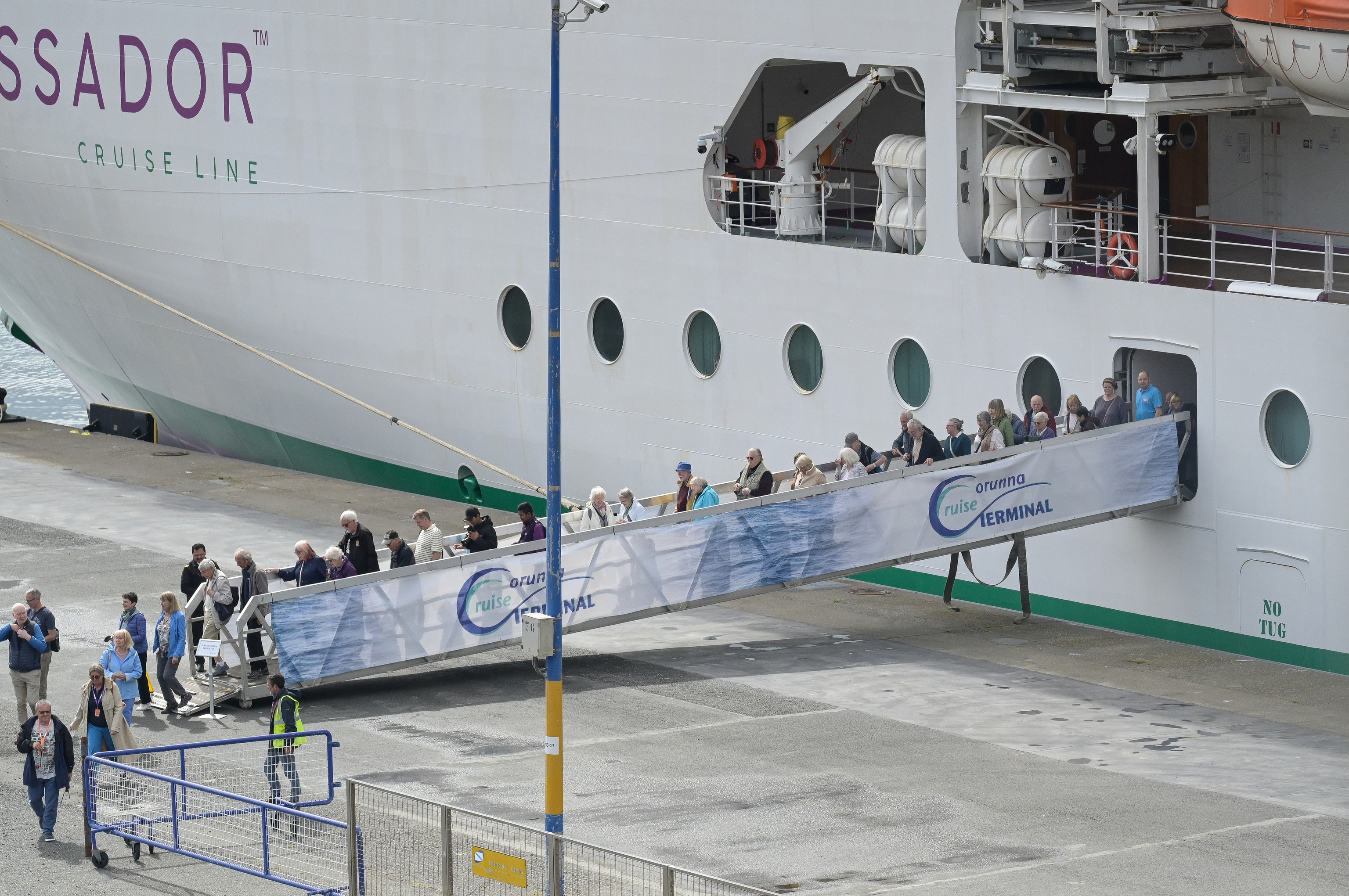 Pasajeros desembarcan del crucero 'Ambition', afectado por un brote de gastroenteritis, este sábado en A Coruña