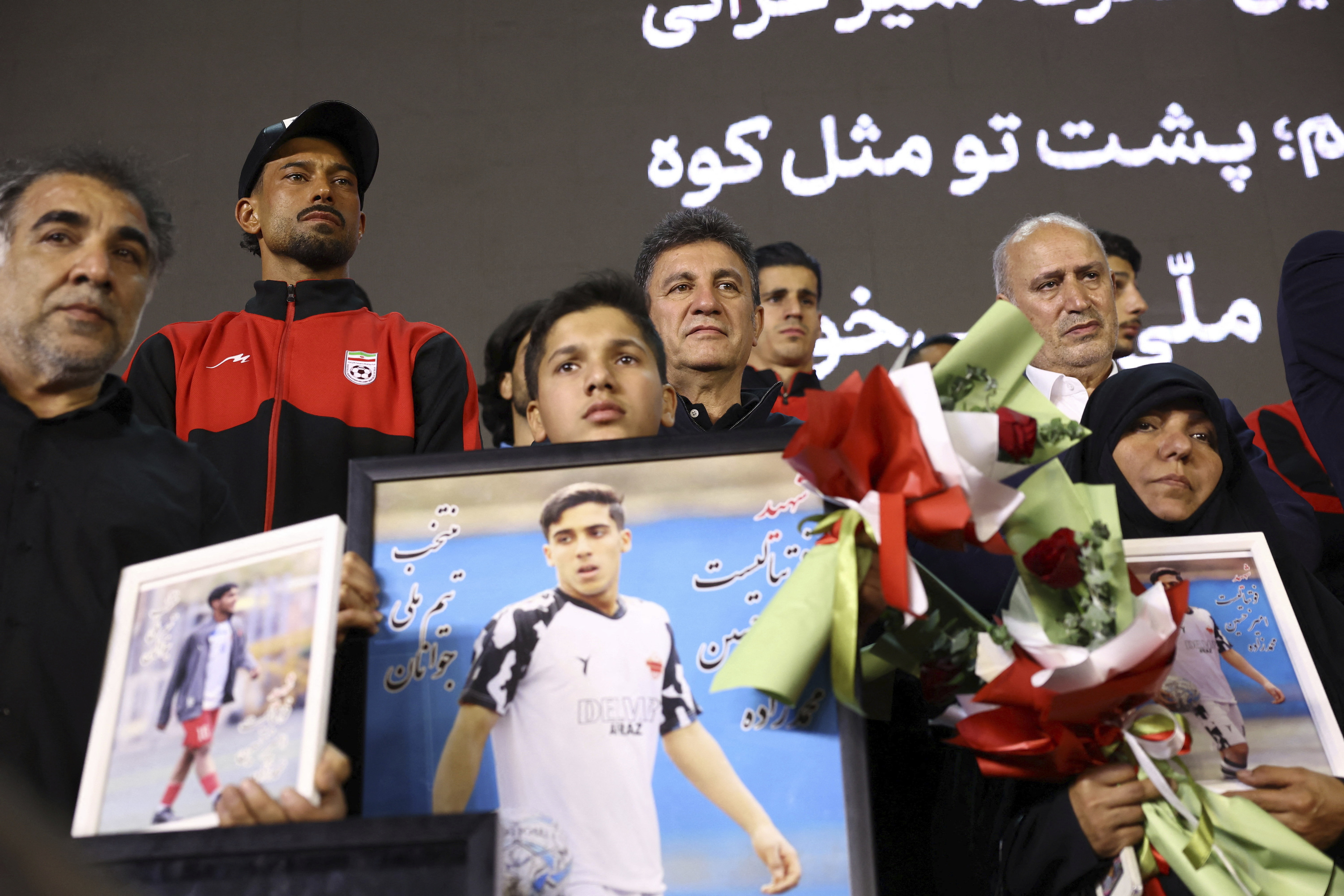 El seleccionador Amir Ghalenoei y el presidente de la Federación Iraní de Fútbol, Mehdi Taj, en la ceremonia de despedida.