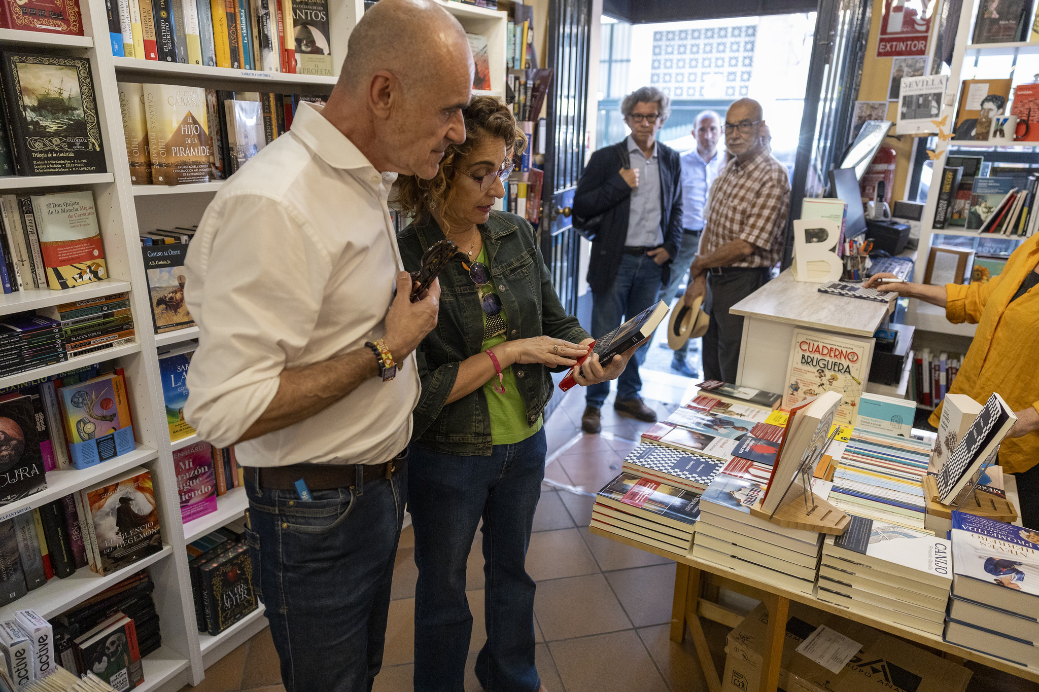 Mar�a Jes�s Montero, con Antonio Mu�oz, portavoz del PSOE en el Ayuntamiento de Sevilla en la librer�a la Botica de Lectores.