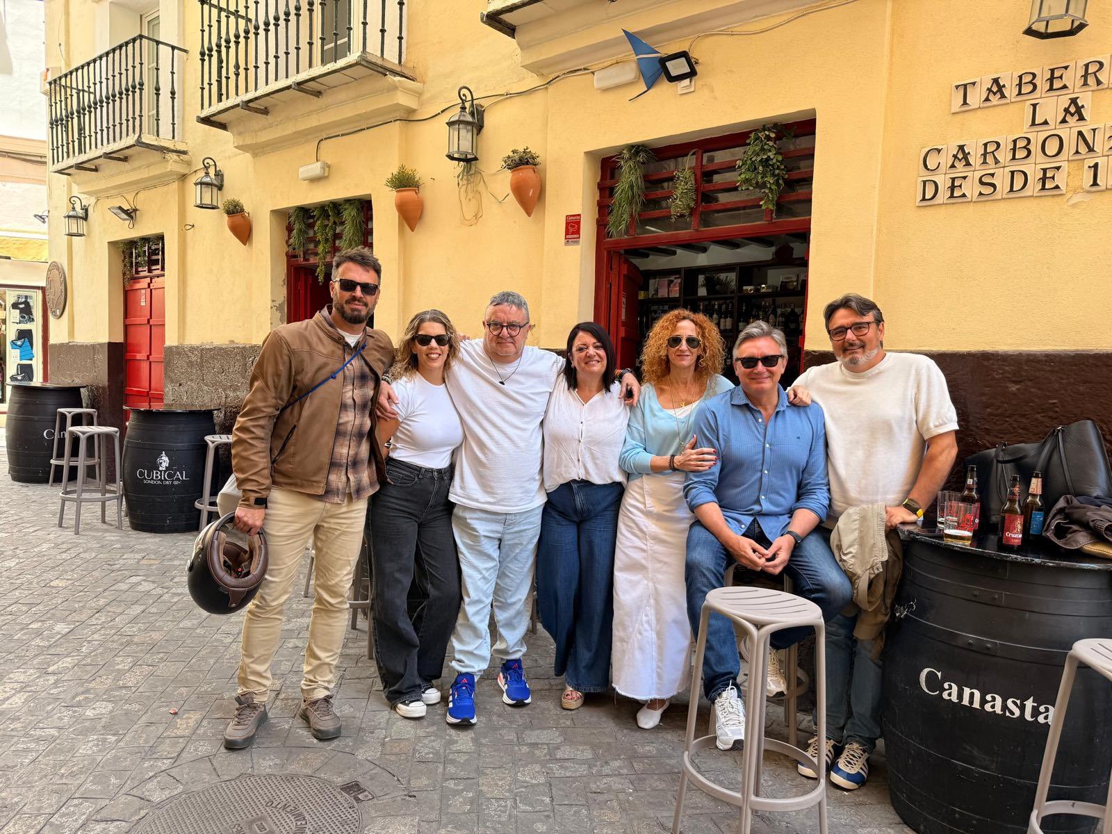 Manuel Gavira, con su familia, este s�bado en C�diz.
