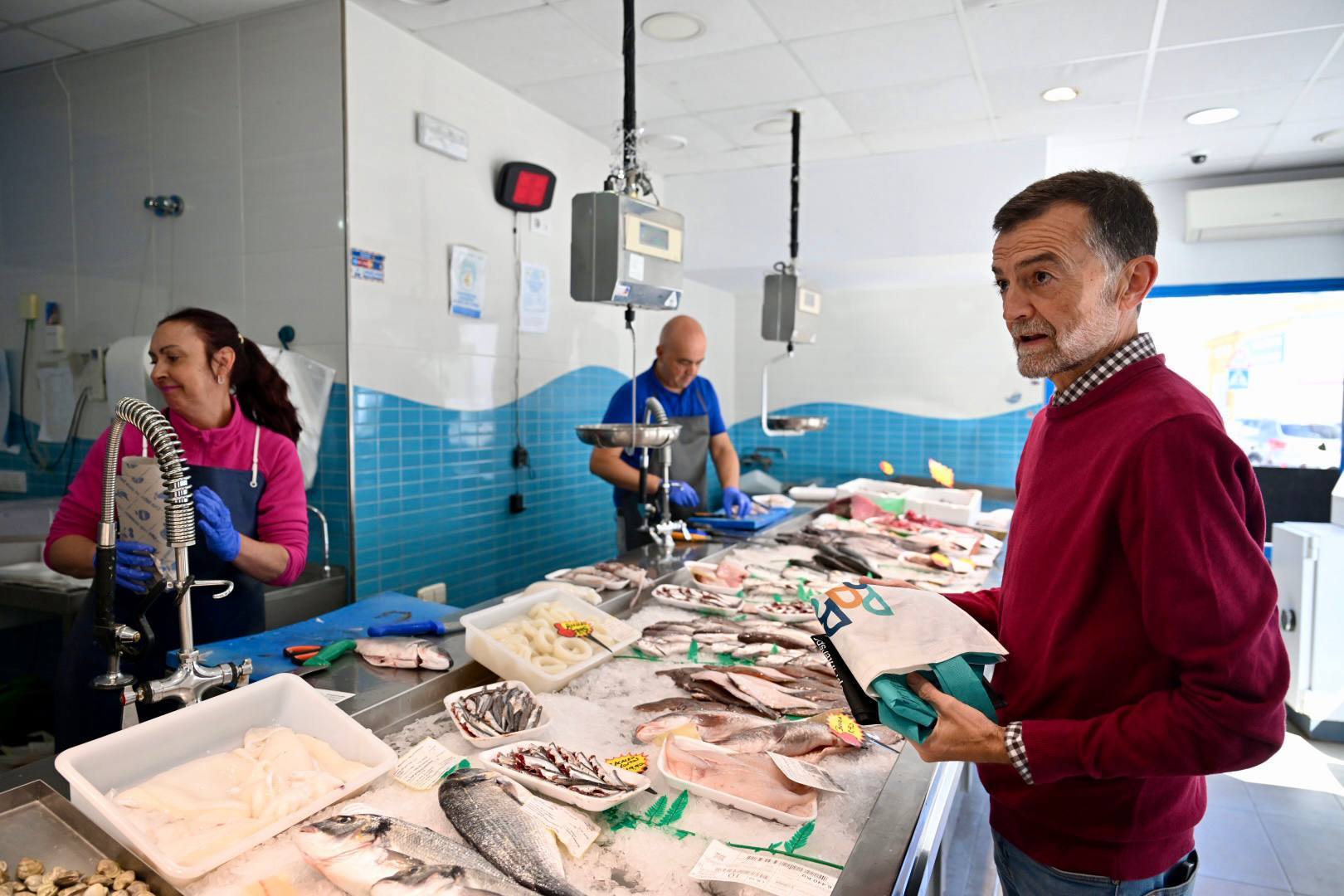 Antonio Ma�llo, haciendo la compra en una pescader�a de Sevilla.