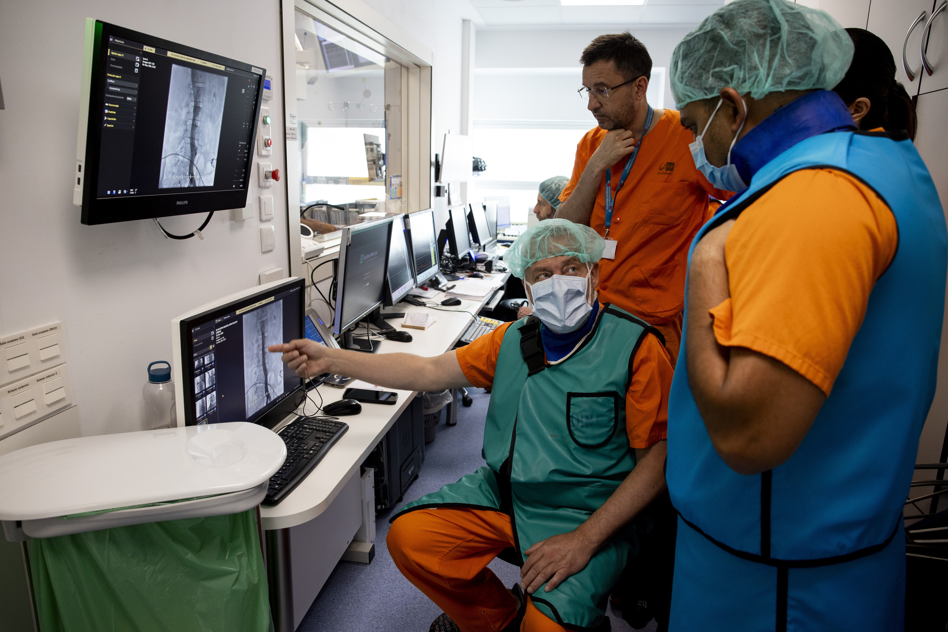 Sanjay Sinha y José Luis Zunzunegui, jefe de sección de Cardiología Invasiva Pediátrica del Marañón, hablan de la secuencia donde se ven los vasos linfáticos.