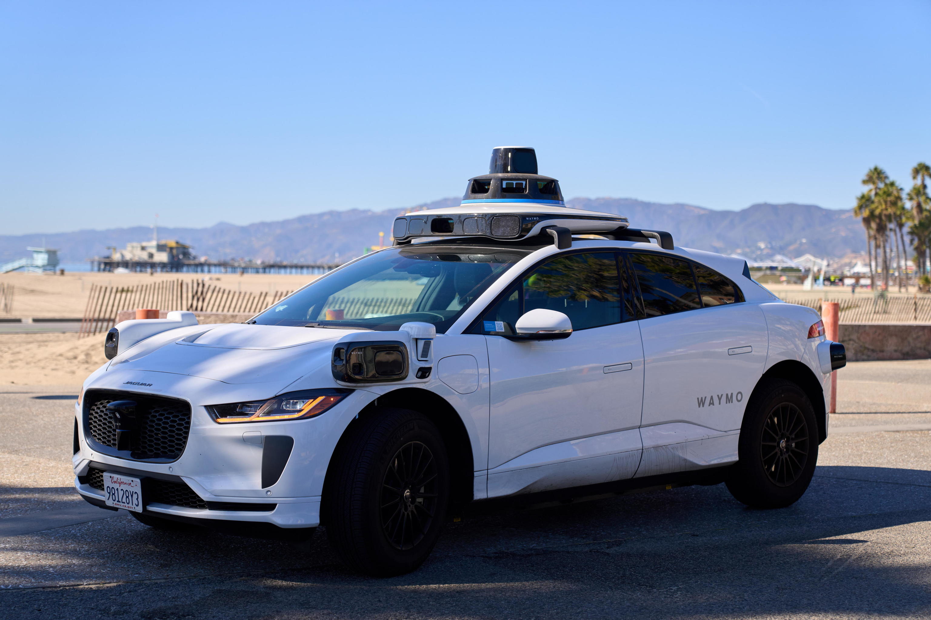 Un robotaxi espera a un pasajero en Los Angeles.