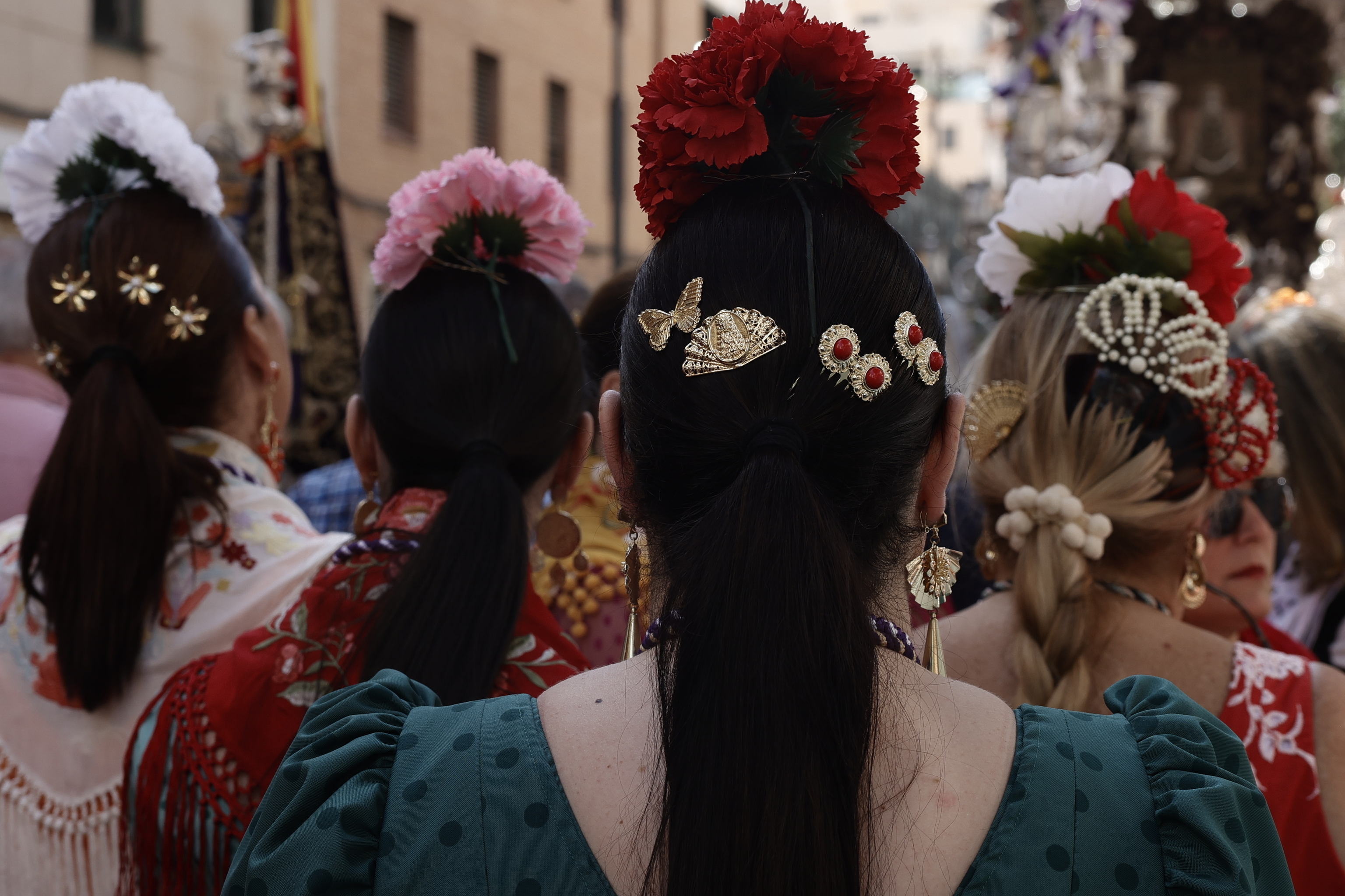 Varias mujeres con trajes flamencos pasean ayer durante la jornada de reflexi�n por M�laga