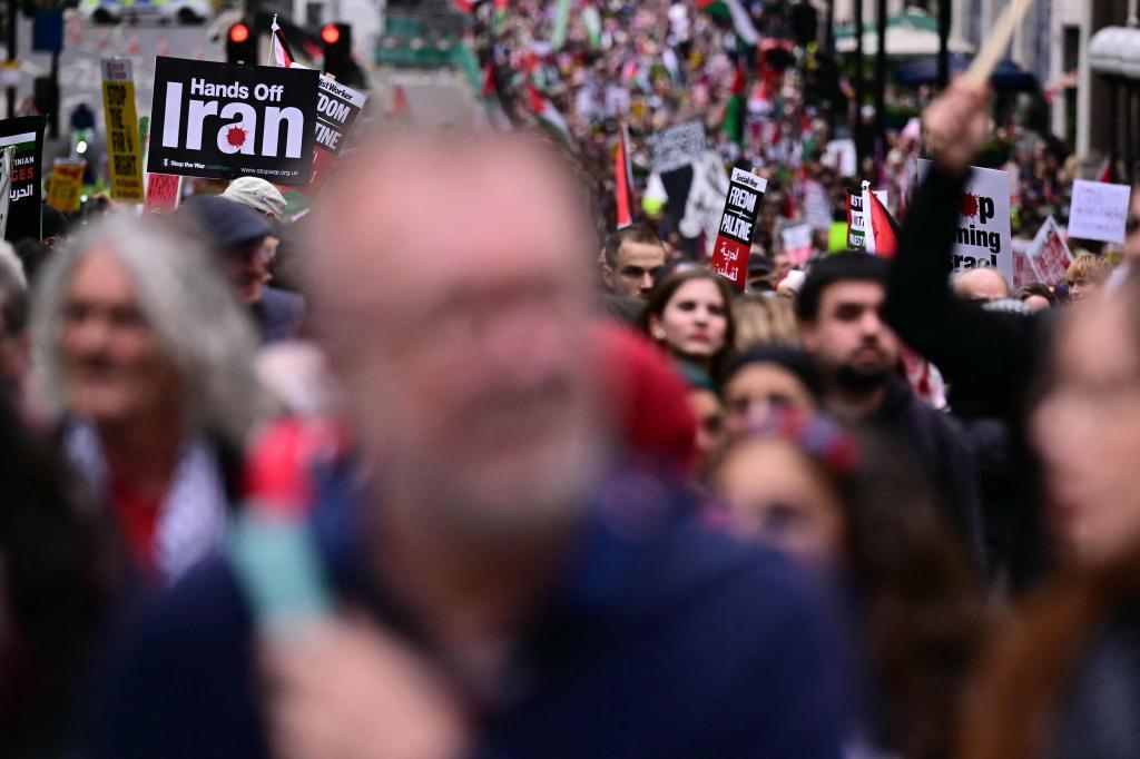 Manifestantes con banderas palestinas en una manifestación en Londres