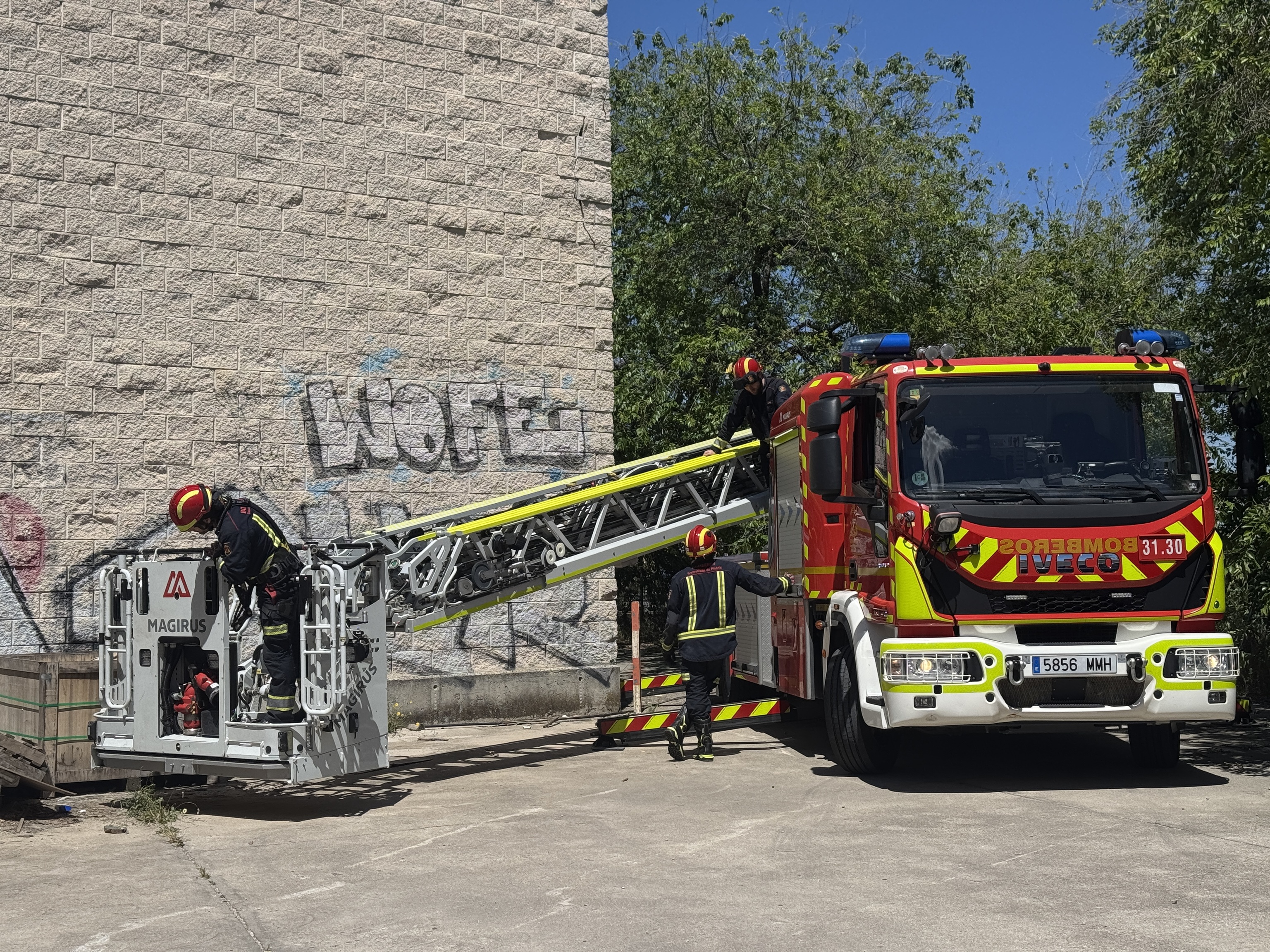Los bomberos, en el lugar del suceso.