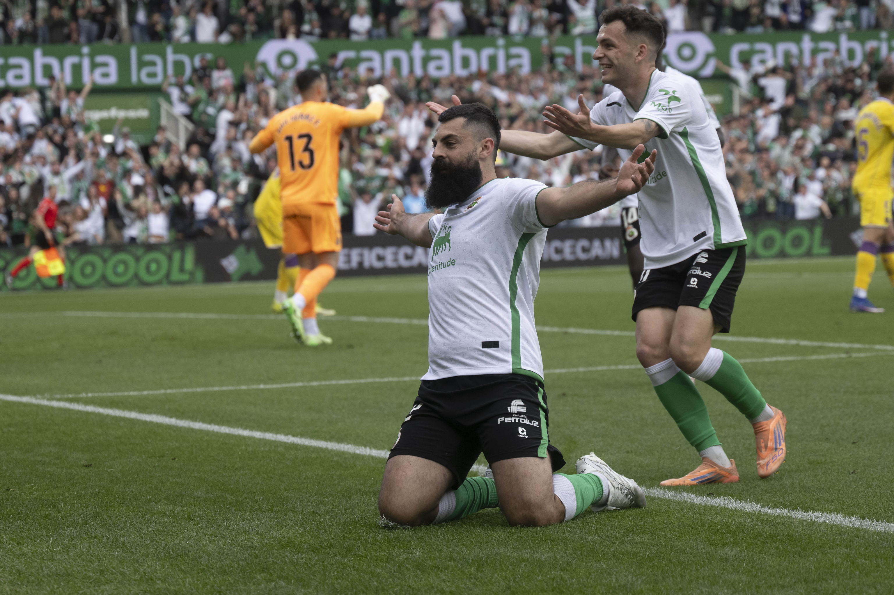 Asier Villalibre celebra su gol ante el Valladolid.