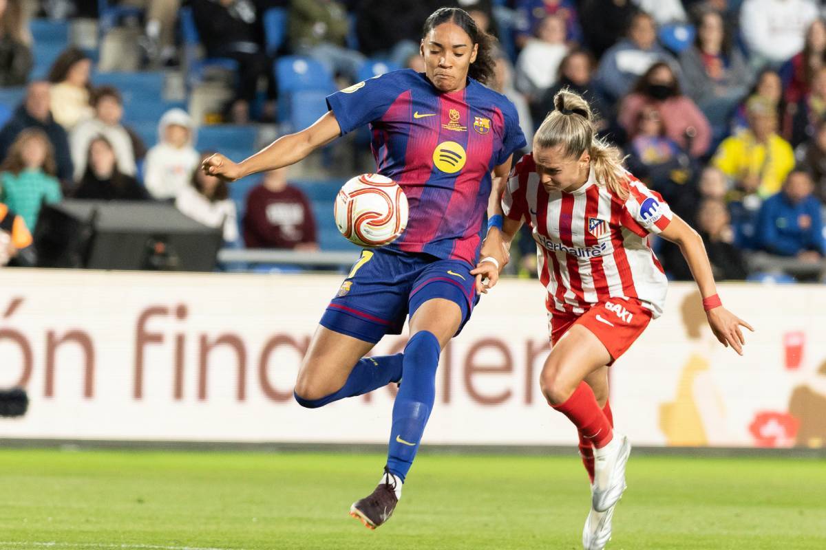 La delantera del FC Barcelona Salma Paralluelo  lucha con la noruega Synne Jensen, del Atl�tico de Madrid, durante la final de la Copa de la Reina de f�tbol