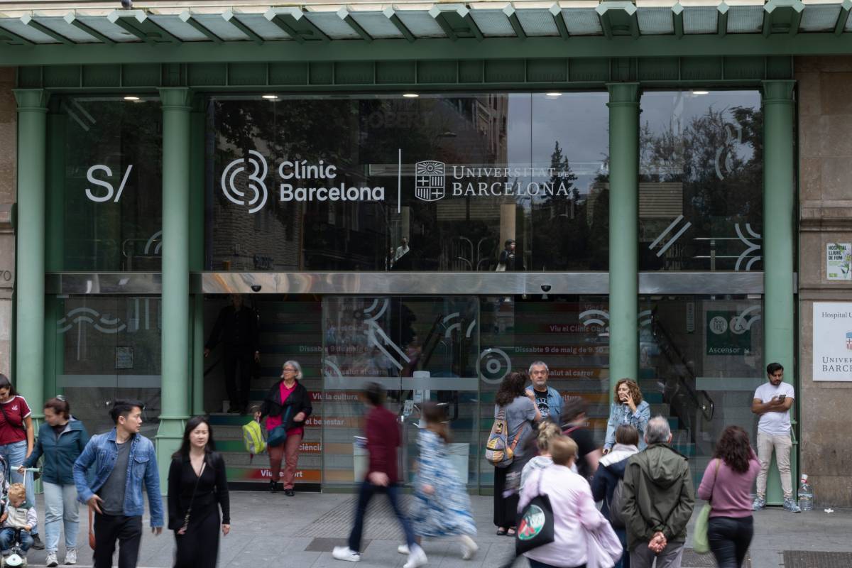 Puerta principal del Hospital Clínic de Barcelona, en una imagen de archivo