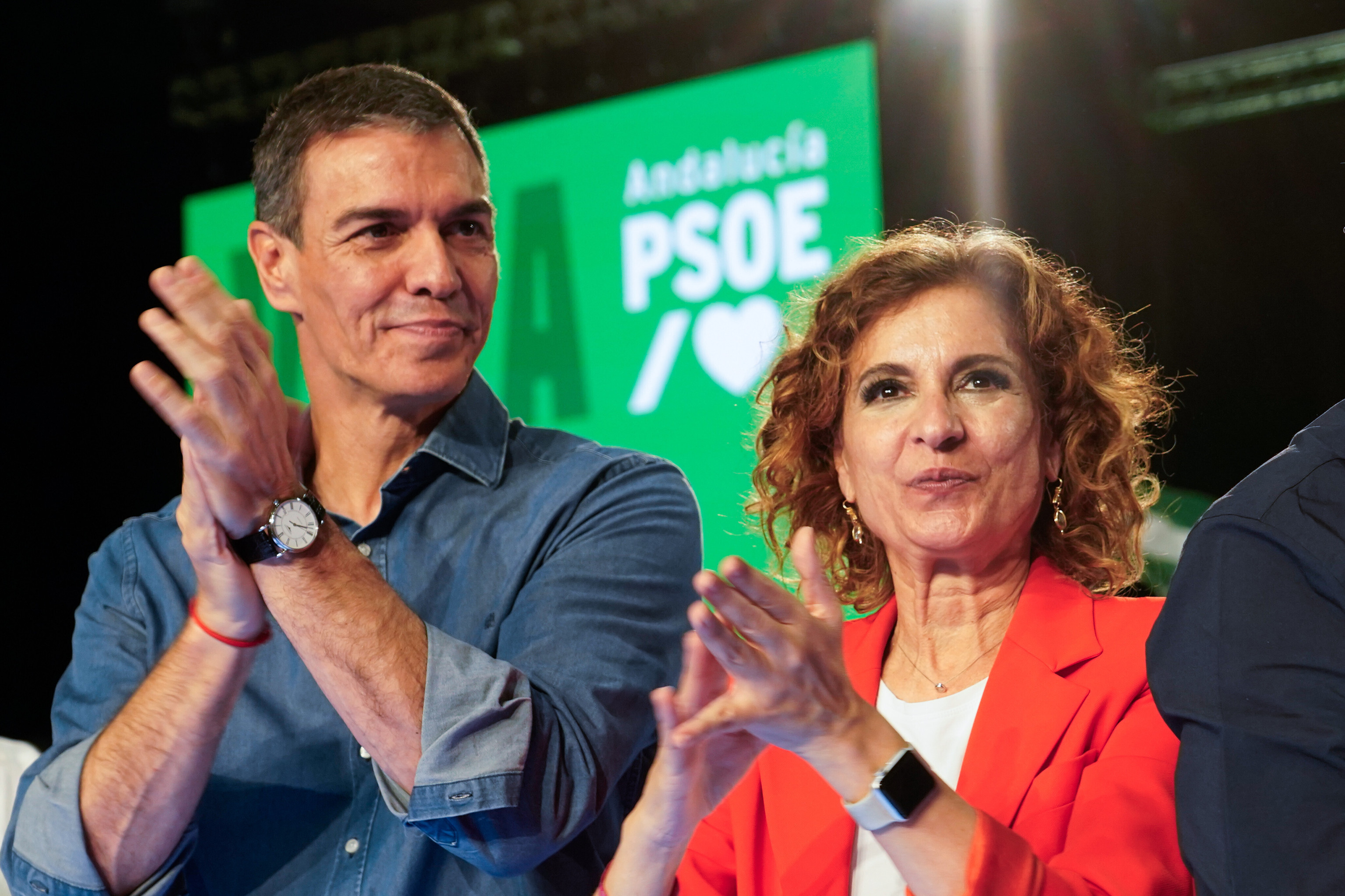 Pedro S�nchez y Mar�a Jes�s Montero, durante el mitin de cierre de campa�a del PSOE en Sevilla, el pasado viernes.