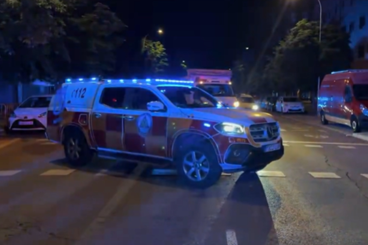 Un coche de Emergencias en el barrio de San Blas de Madrid.