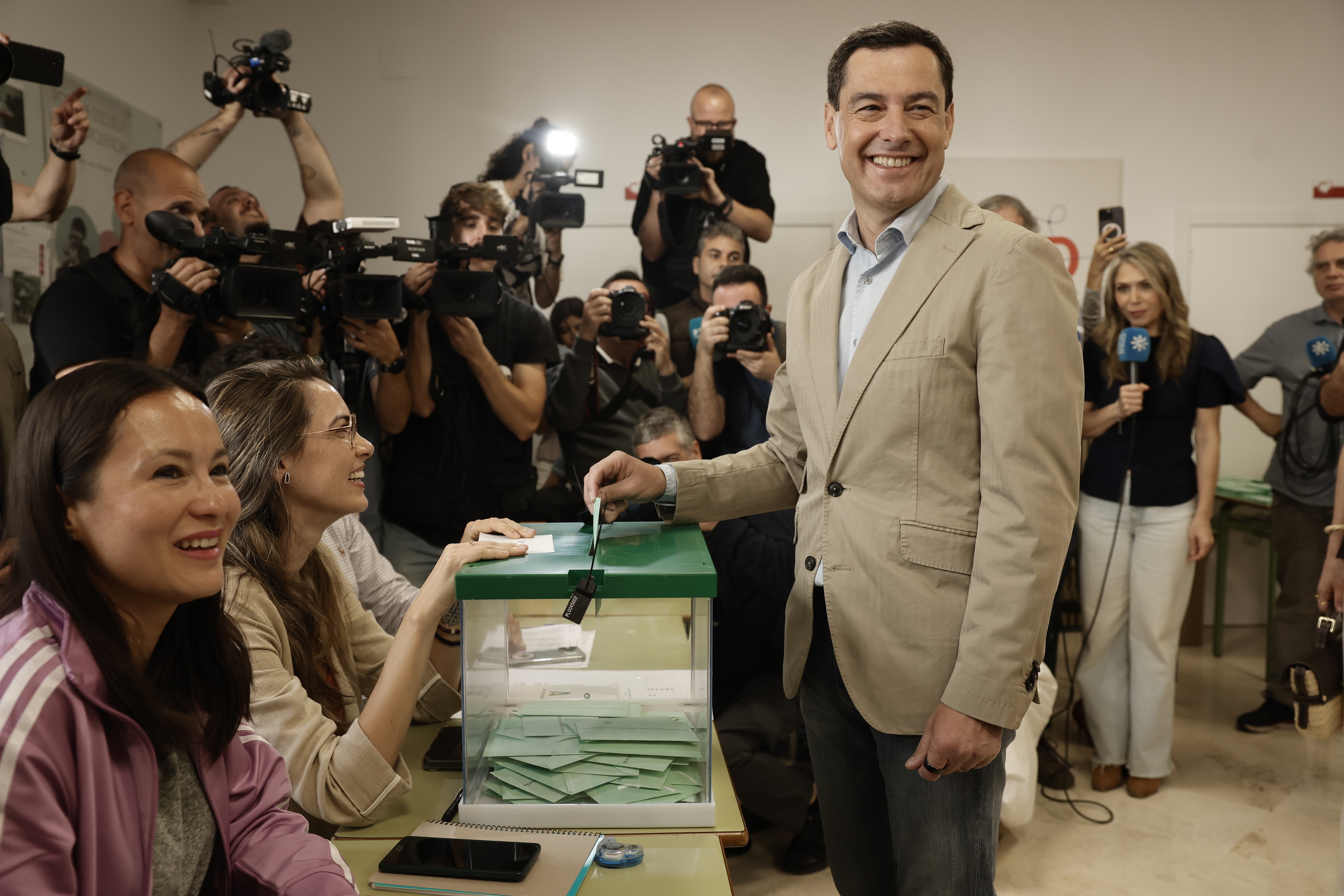 El candidato del PP a la Presidencia de la Junta de Andaluc�a, Juanma Moreno, vota este domingo en M�laga