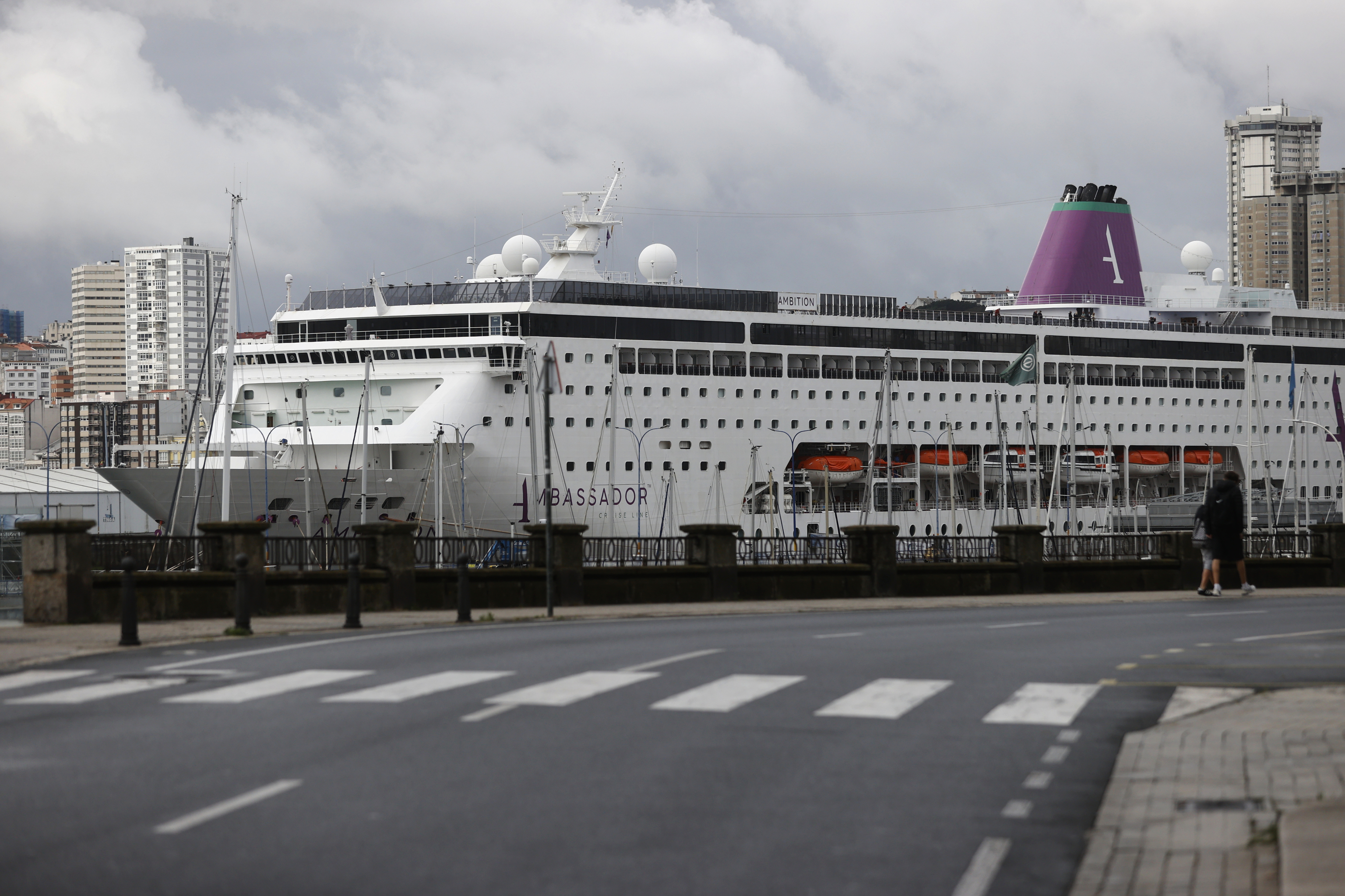 El crucero Ambition, en el puerto de La Coru�a este s�bado.