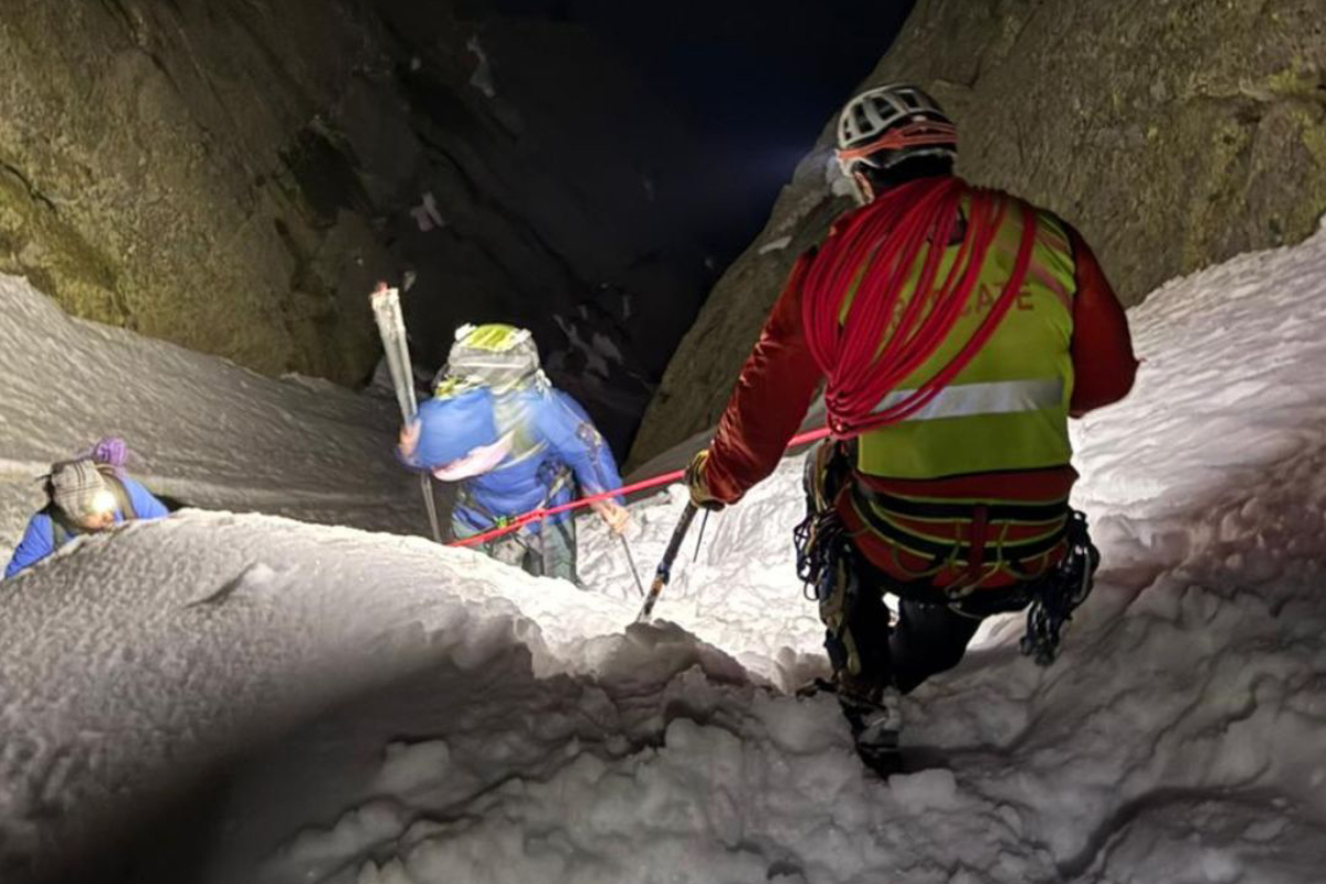Personal de emergencias ayudan al rescate de un grupo de monta�eros en Gredos.