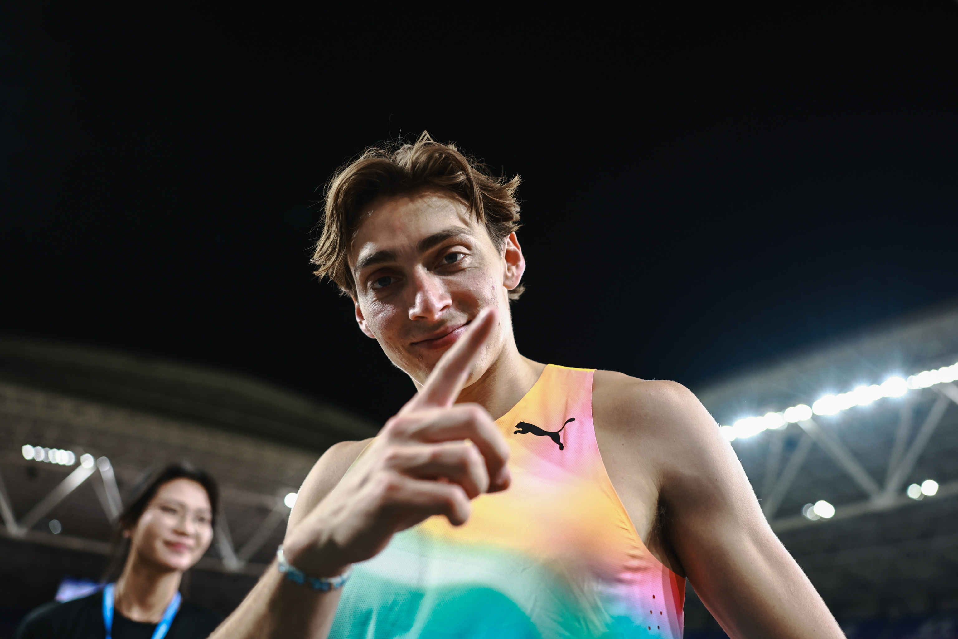 Duplantis, tras saltar en China.
