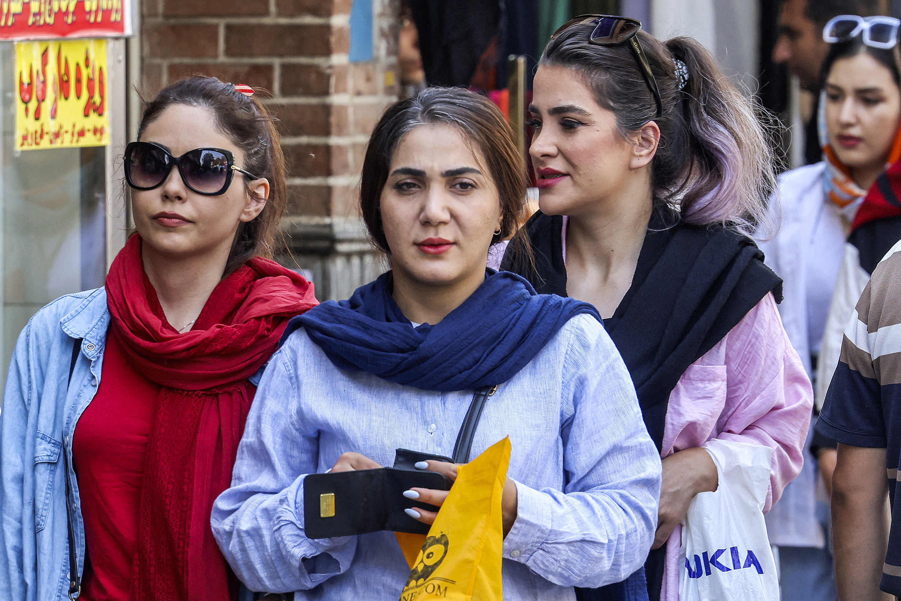 Chicas iraníes pasean sin velo frente al Gran Bazar de Teherán.