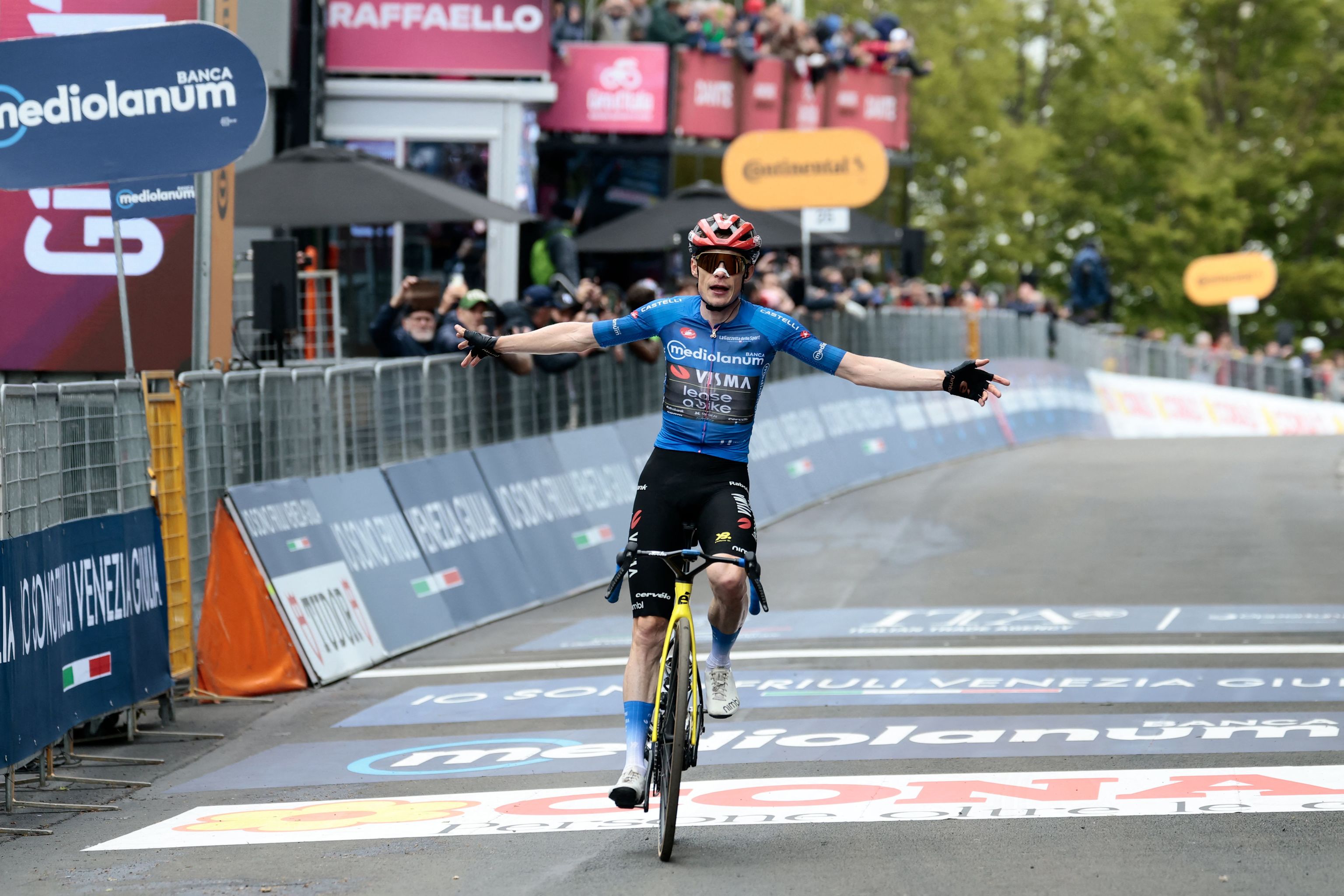 Vingegaard celebra su victoria en el Giro.