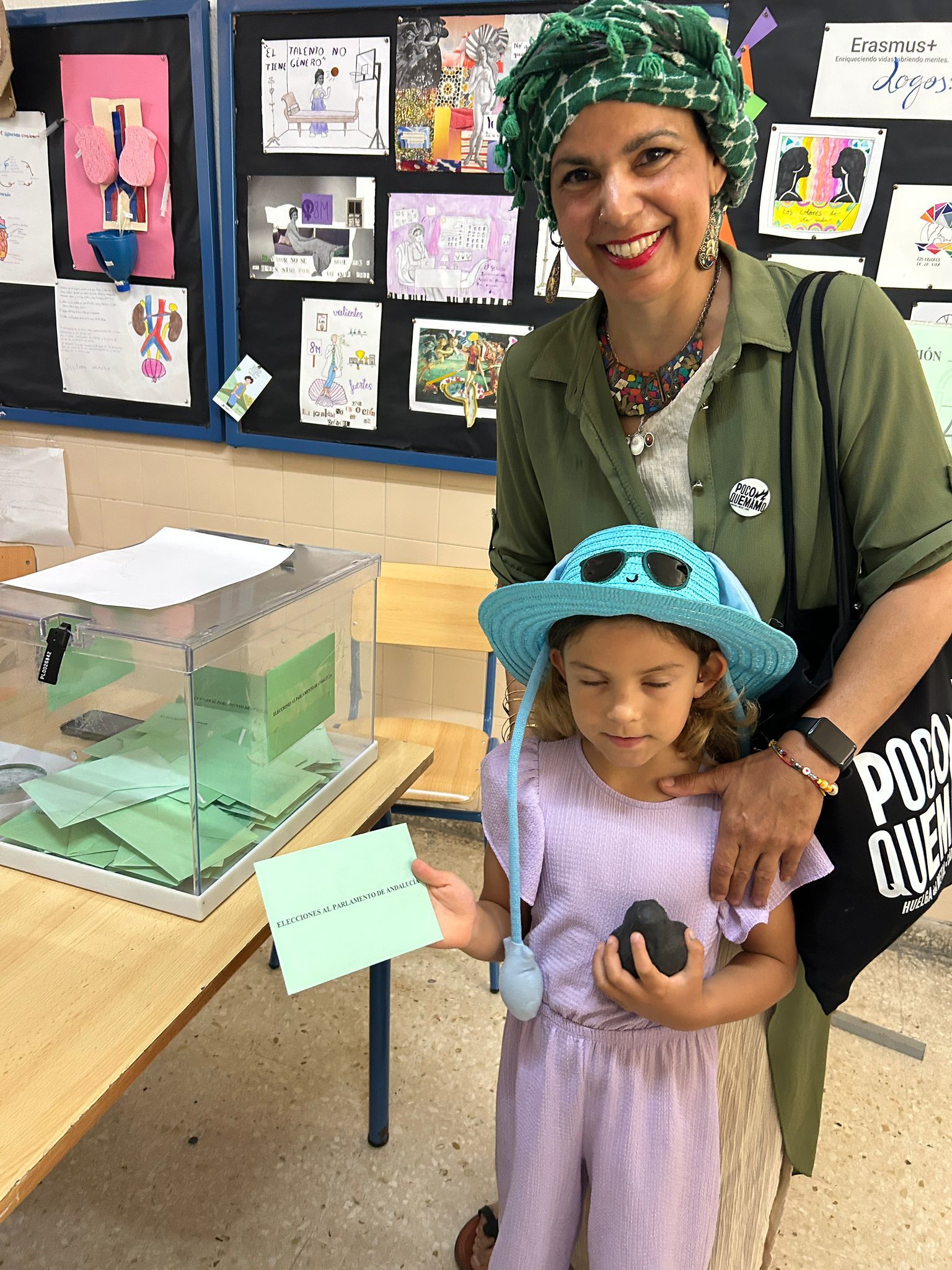 Teresa Rodr�guez, al ir a depositar su voto.