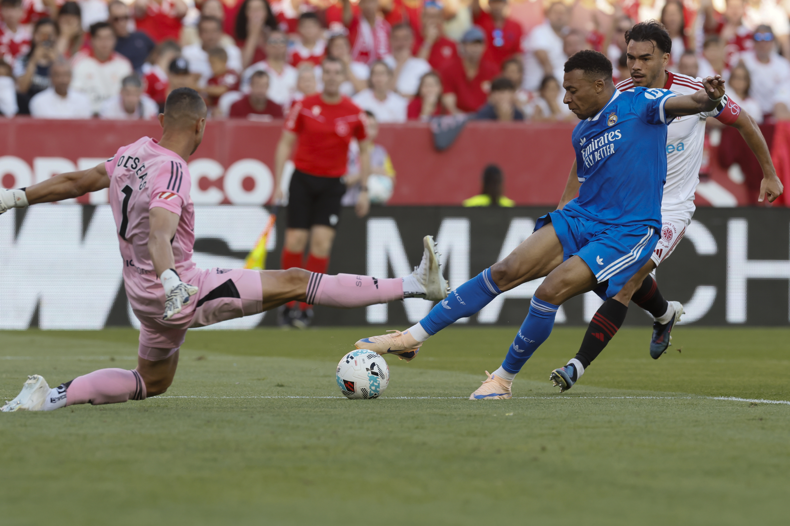 Mbappé, en una acción ante el marco del Sevilla.