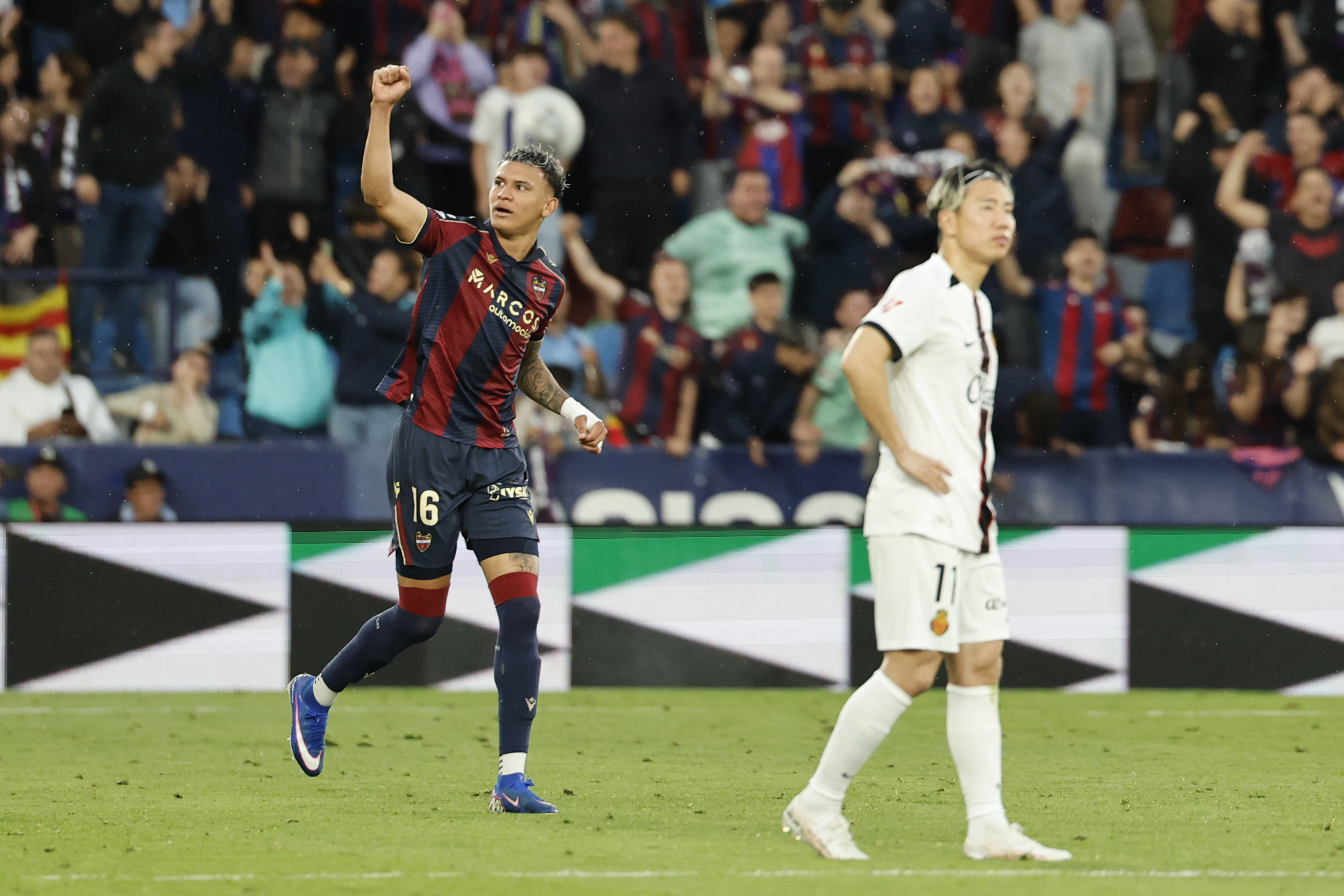 Arriaga celebra el segundo gol del Levante que le acerca a la salvación.
