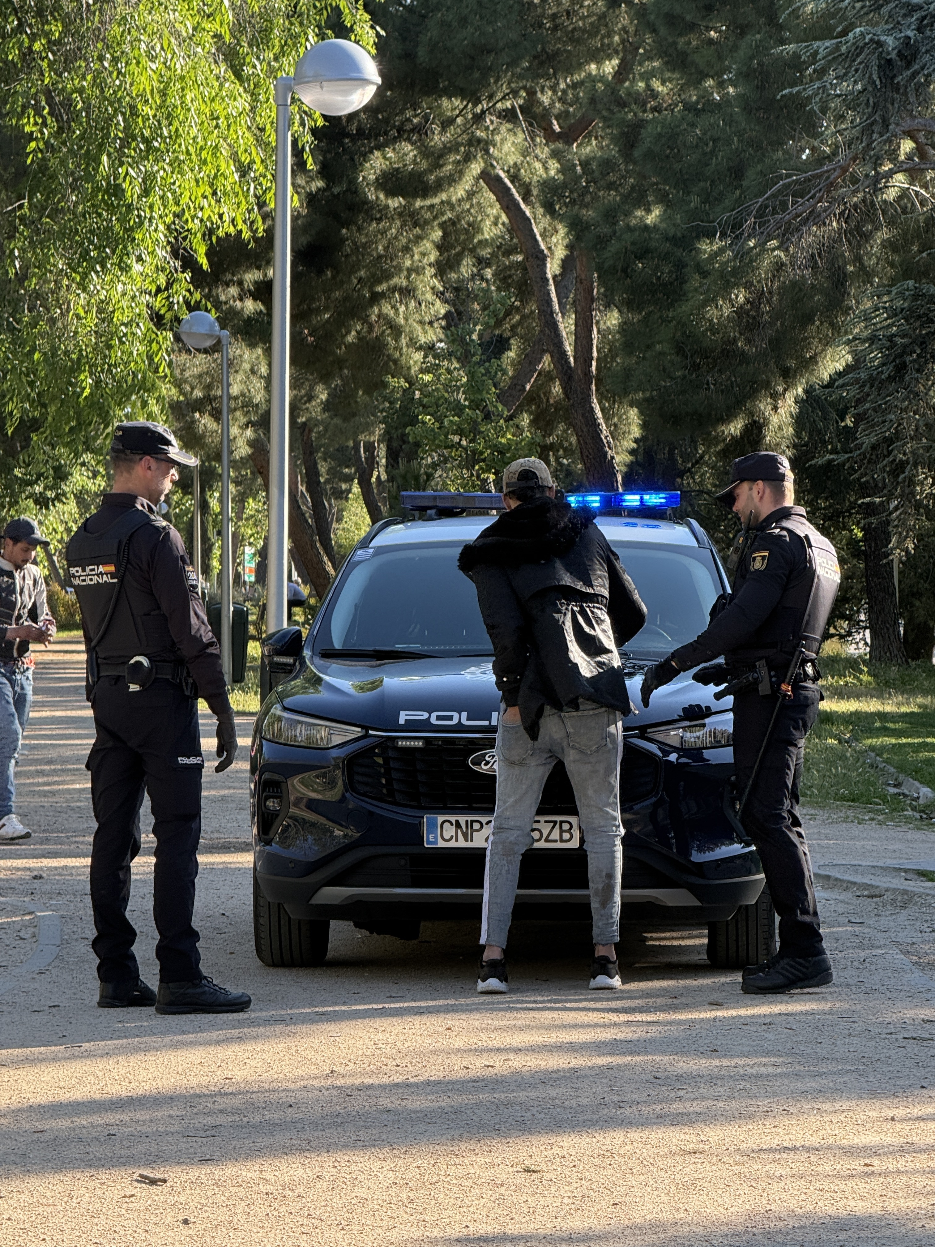 Dos agentes llevando a cabo un registro en parque Para�so.