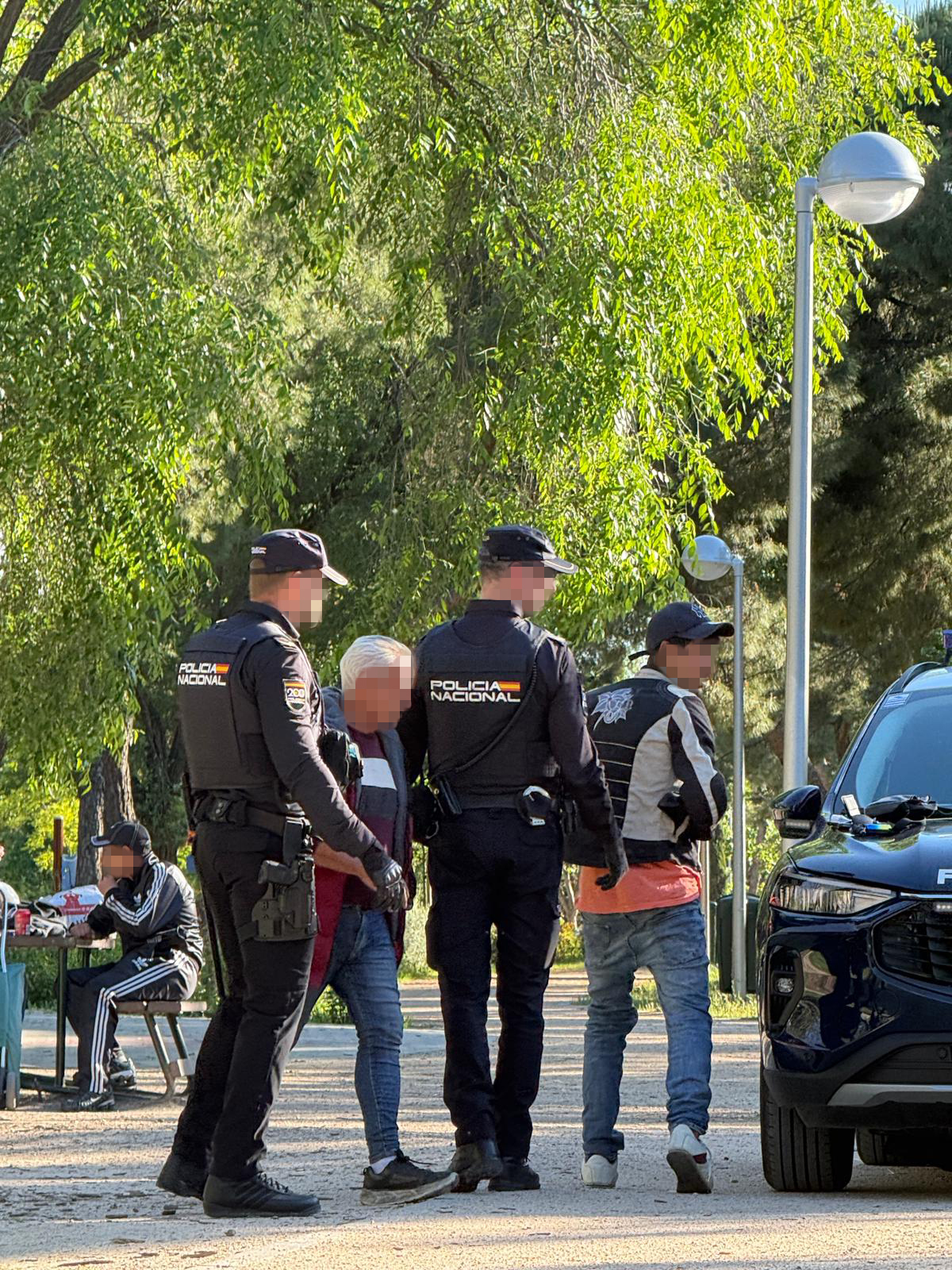 Registro de la Polic�a a dos personas en el parque.