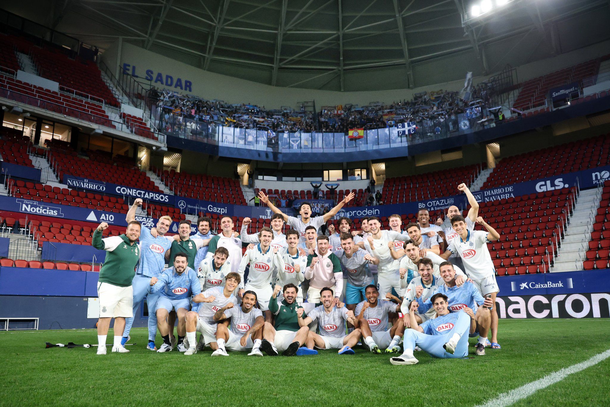El equipo del Espanyol celebra la permanencia