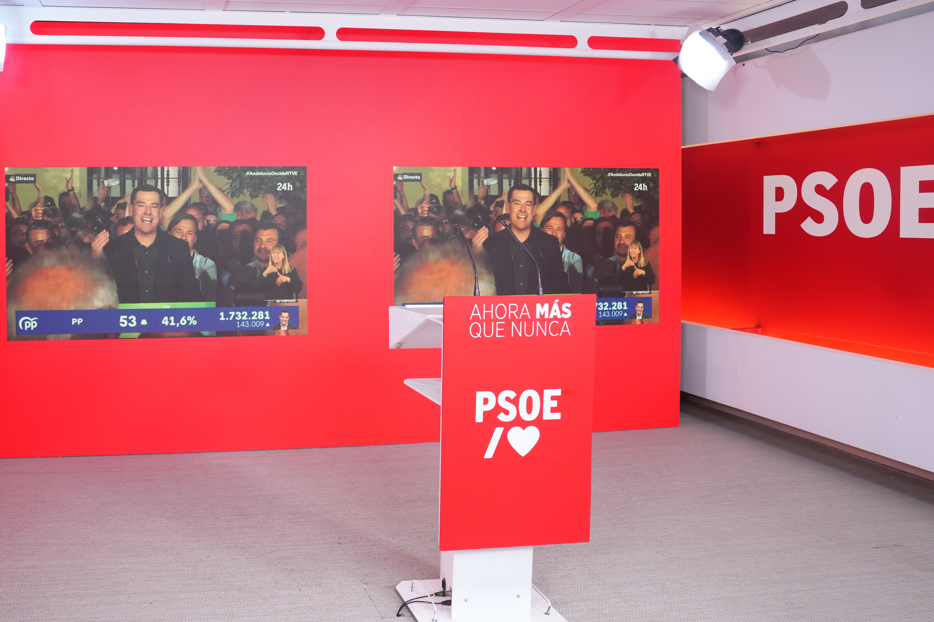 Juanma Moreno en la televisi�n de la sede del PSOE.