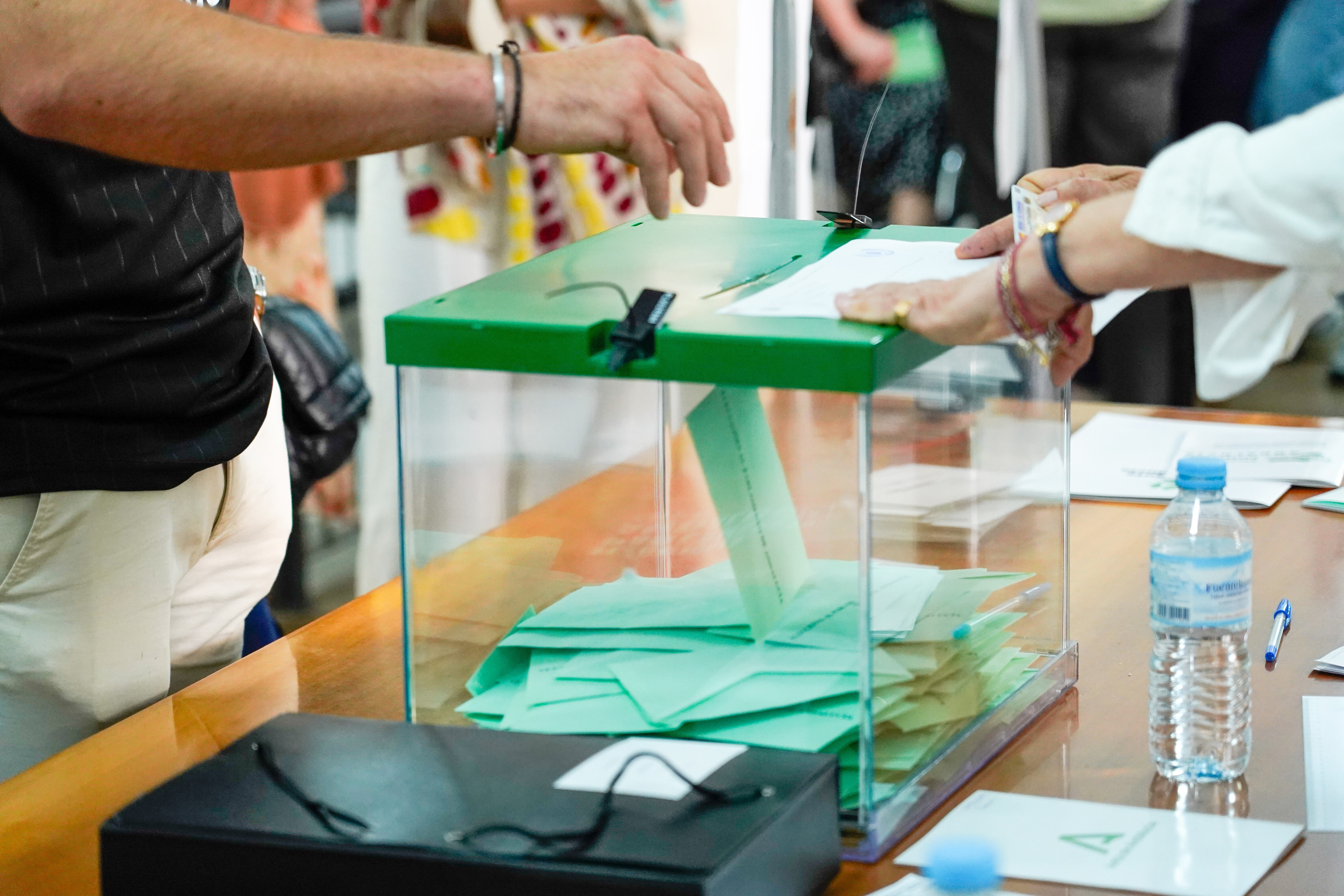 Urna en un colegio electoral de Sevilla.