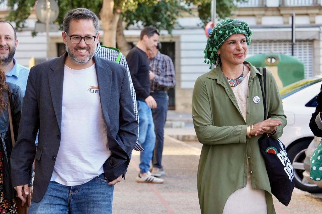 Jos� Ignacio Garc�a, junto a su precedesora, Teresa Rodr�guez, en Jerez de la Frontera (C�diz).
