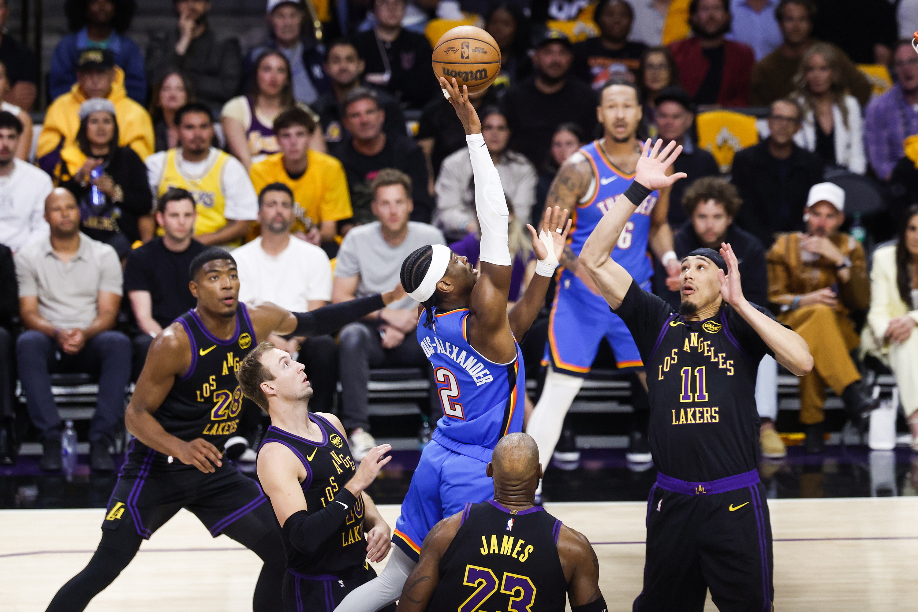Shai Gilgeous-Alexander lanza a canasta entre varios rivales.