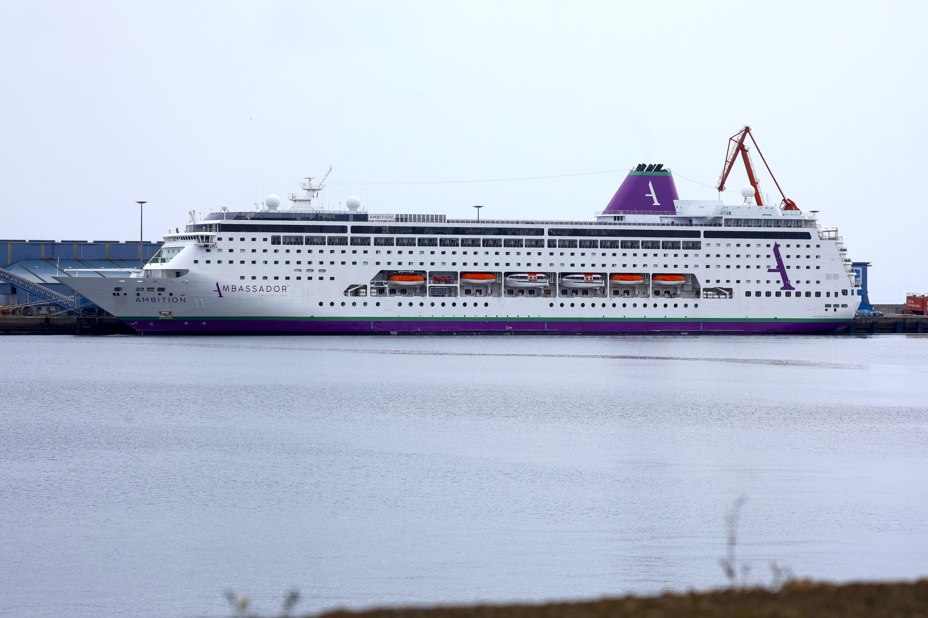 El crucero Ambition, en el puerto de Gijón.