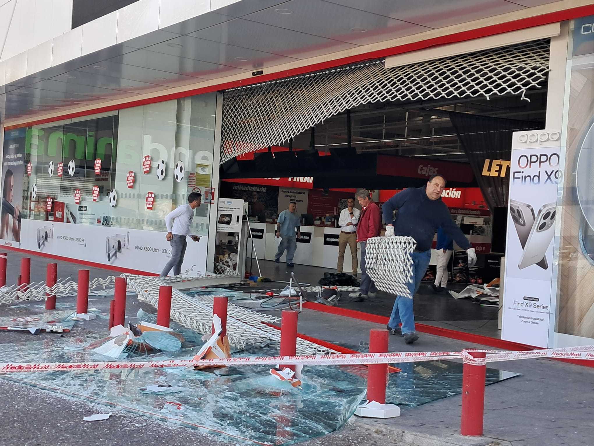 Entrada a la tienda tras el robo ocurrido esta madrugada.