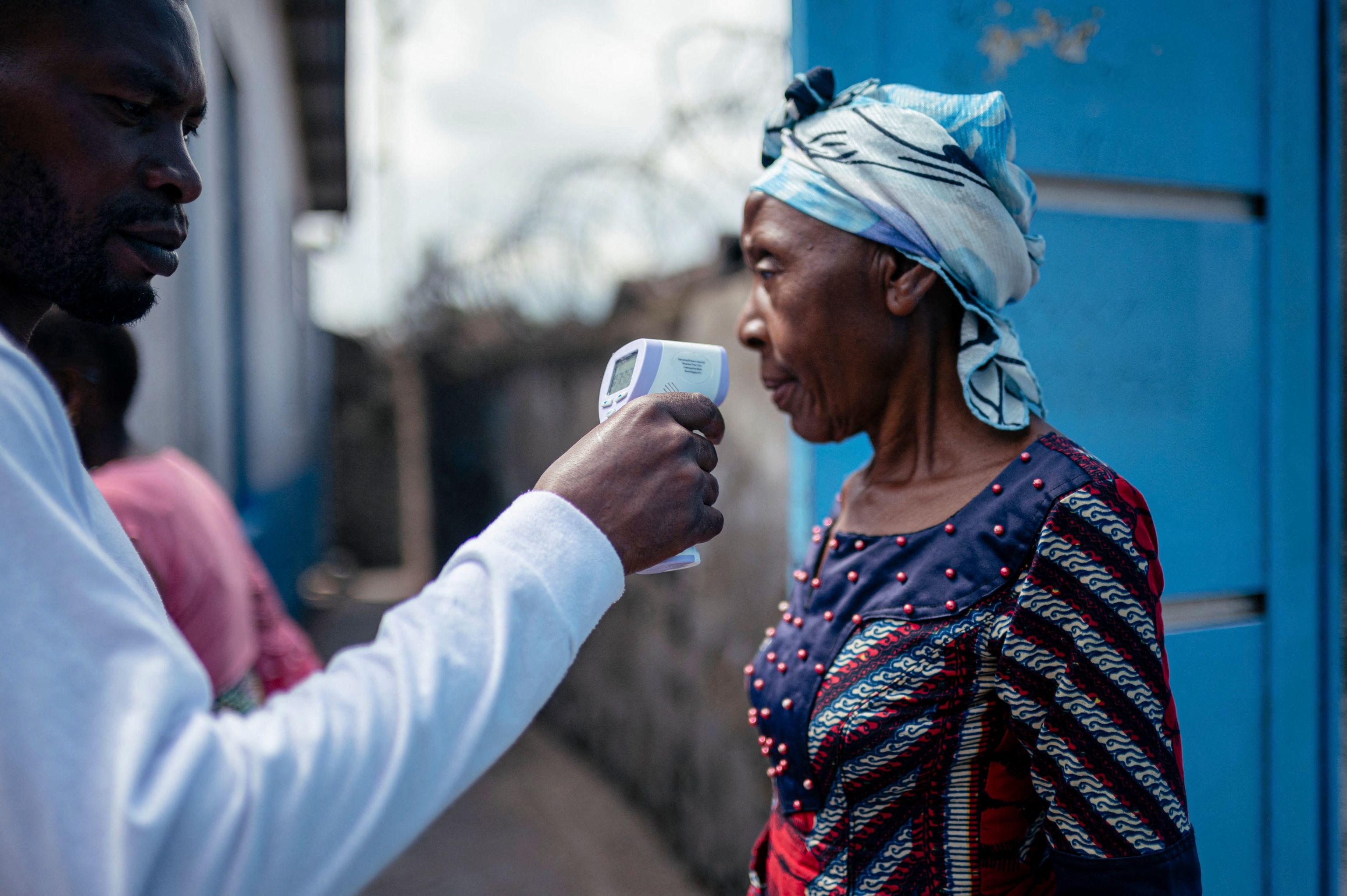 Control de temperatura antes de entrar en el Hospital Virunga de Goma, en la Rep�blica Democr�tica del Congo.