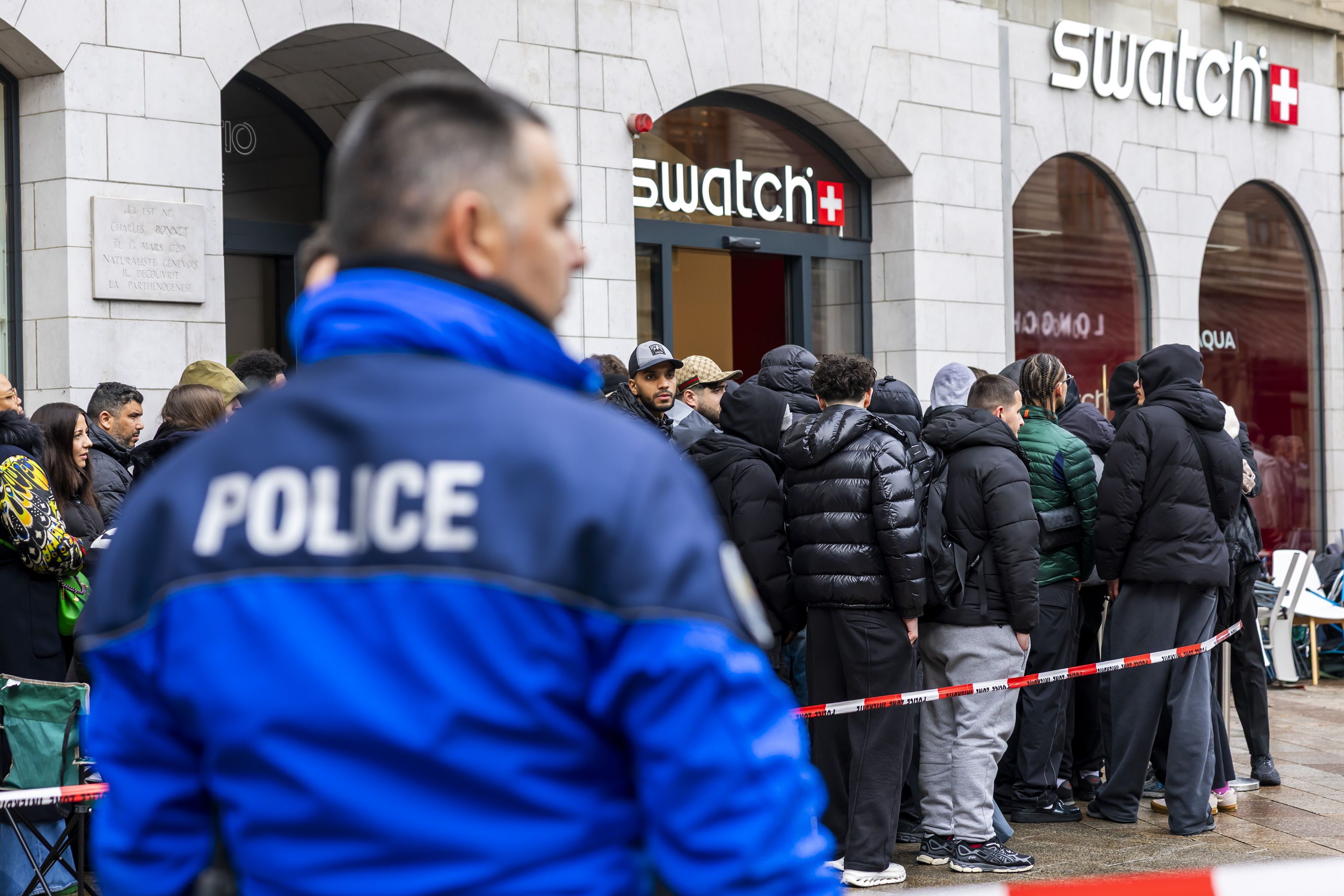 La policía controla una cola en la tienda de Swatch de Ginebra (Suiza).