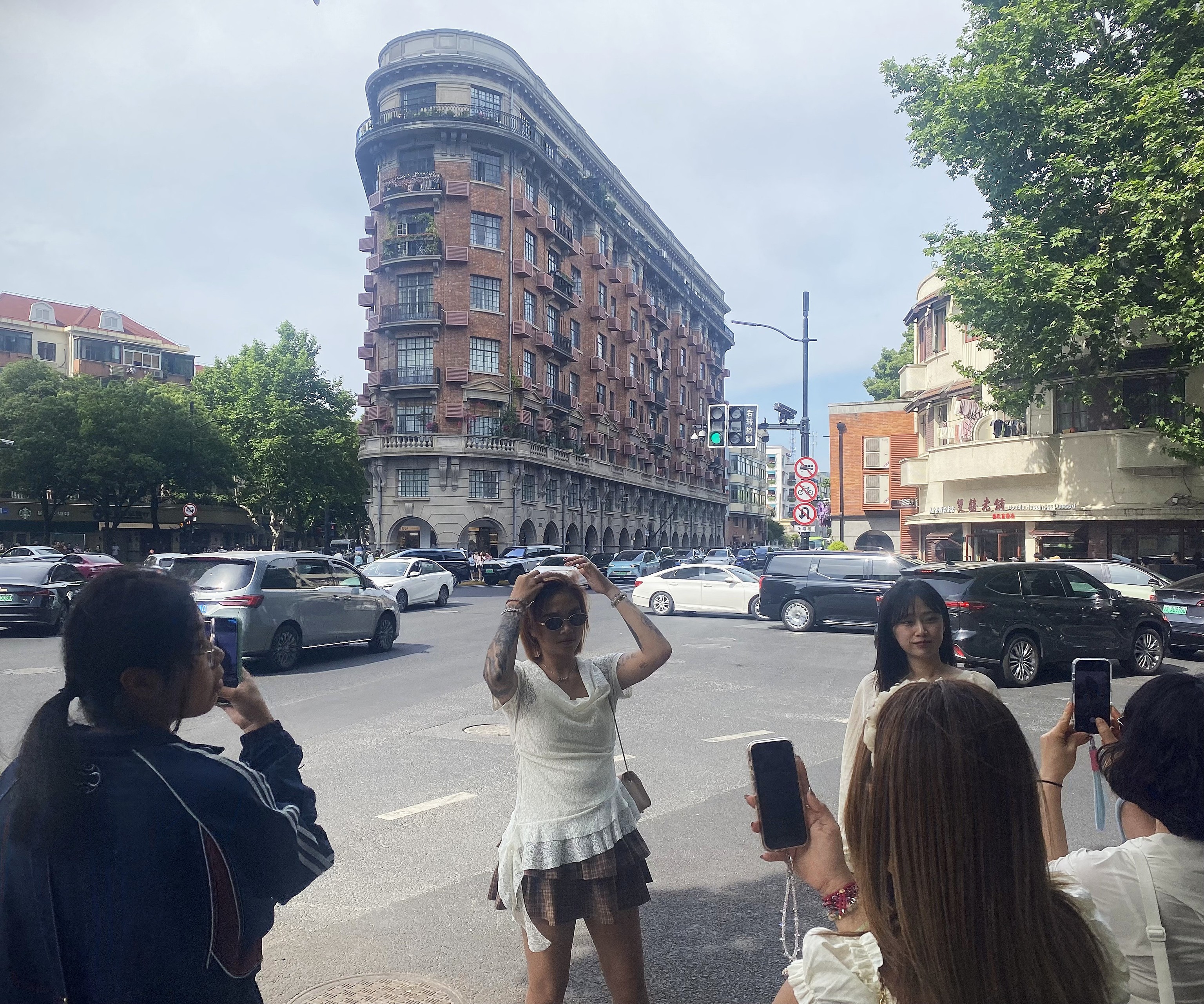 Turistas se hacen fotos frente a la Wukang Mansion.